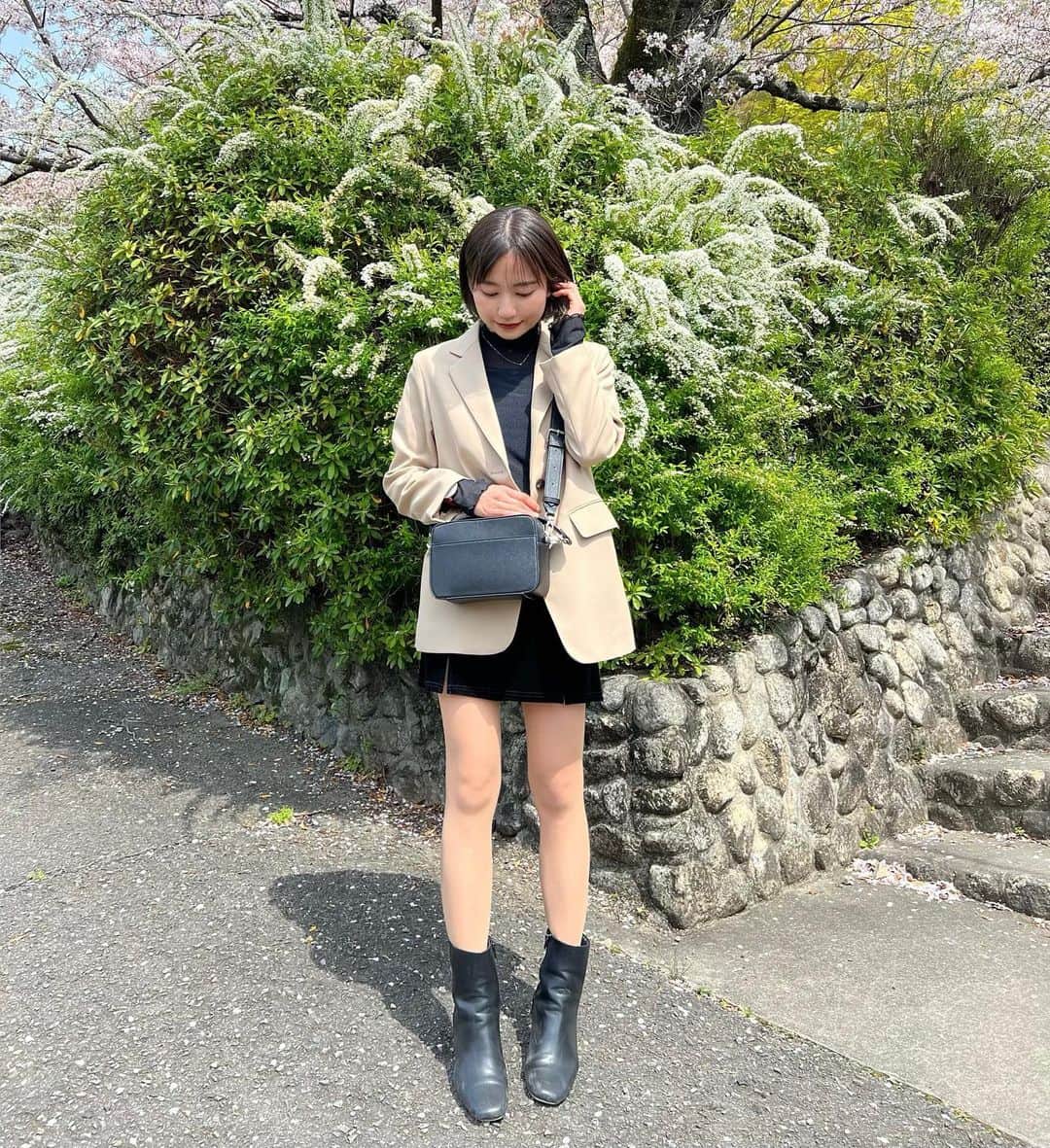 近藤美月のインスタグラム：「お花見🌸お出かけコーデ👧🏻🚗 今回もGUで組んでみたよ☺︎💗 ⁡ このベージュのジャケットが 着やすい＆上品なのに、 お安くなってたからすぐ買ってしまった🌷🌼 ホントに、GUって分からない高クオリティ😂 このジャケットは¥2,990でした🙃🤍 ⁡ ▶︎ オーバーサイズテーラードジャケット 32 BEIGE ⁡ ⁡ インナーは長袖のシアーハイネック☺︎ ¥1,490 ⁡ ブーツ、バッグもGUなんだけど、 これはもう売ってないみたい😣 ⁡ ミニスカートはCHICOで買ったよ♡💰 ⁡ 以上、最近のお花見コーデでした♡🌸 ⁡ ⁡ ⁡ ⁡ ⁡ ⁡ ⁡  ⁡ ⁡ #gu #ジーユー #gu購入品 #gu購入品レポ #ジーユー新作 #プチプラコーデ #韓国風コーデ #guアイテム #gu着回し #1週間コーデ #お花見コーデ #大阪お花見 #大阪お花見スポット」
