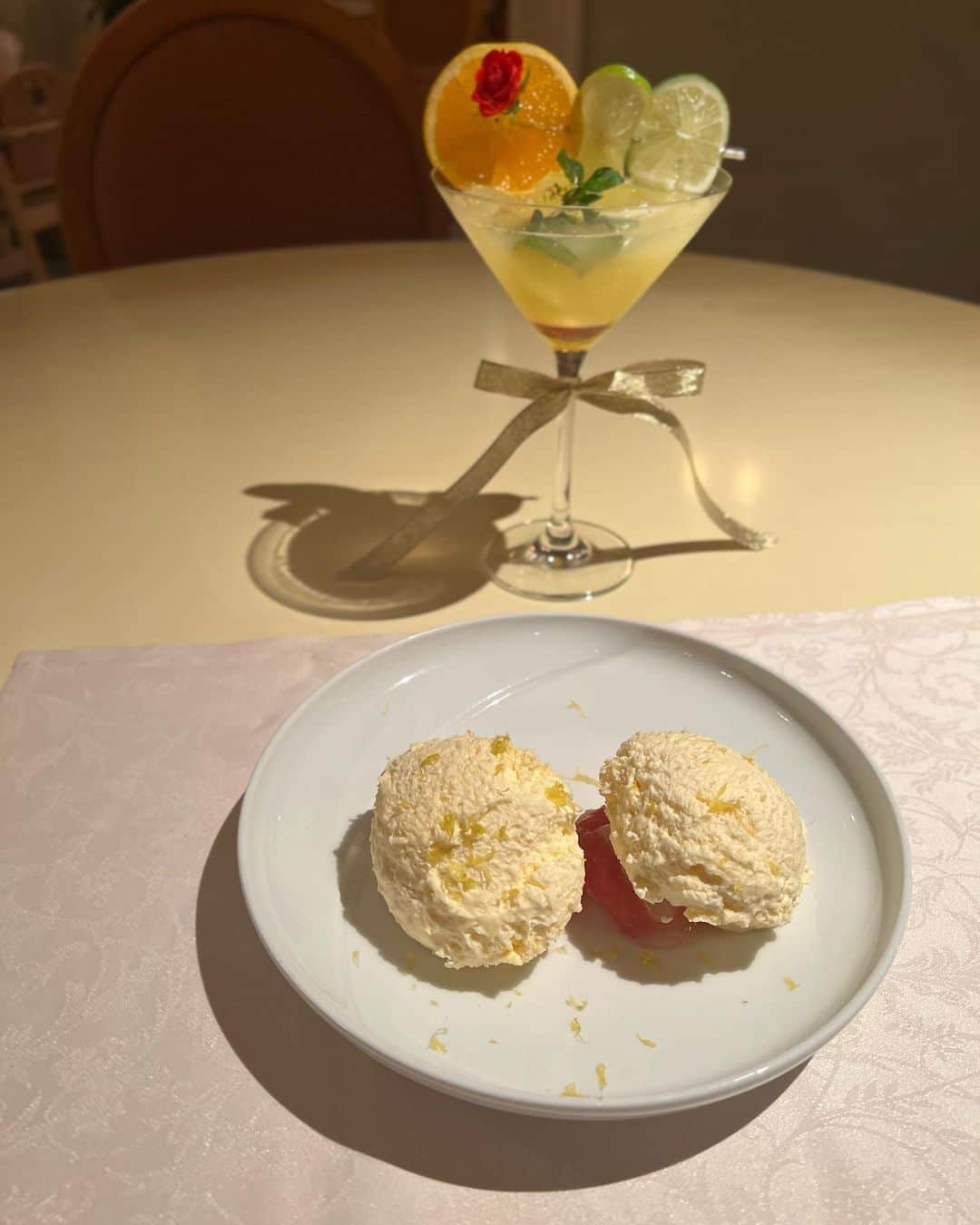 松井玲奈のインスタグラム：「大好きな場所でひと月頑張ったご褒美のティラミス。 美味しくて幸せだったなあ。 私はとっても元気だし、周りの人にも恵まれています。 変わらず頑張りますので、よろしくおねがいします。 来月も食べに行けるように頑張るぞー。」