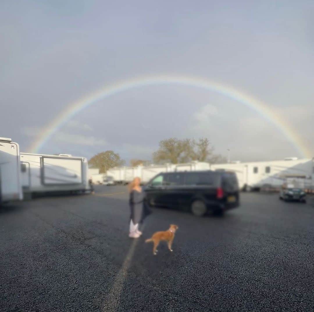 アリアナ・グランデのインスタグラム：「halfway. savoring every millisecond left with my Galinda (although she’ll be with me irrevocably, forever). she shows me so many new things every day.  i am so grateful, i don’t know what to do or say… to be here in Oz where everyday is a life changing one… to be feeling, learning and growing so much at such a disarming speed… to feel so much love around me, to begin each day before the sun is up and to end after it sets… to hold my brilliant twin flame / sister Cynthia’s beautiful, green hands every day… to work in the safest, most beautiful and loving, biggest-yet-most-intimate/tiny-feeling spaces… to be lead by thee most thoughtful, brilliant, compassionate and warmest possible director on this planet, my other Ozian best friend ever Jon...  to be transforming and healing parts of me that i never knew needed it. or maybe did.  forgive me for this most cancerian, rambly post.  words don’t suffice but i suppose i just wanted to (attempt to) share a little.  i don’t want it to end. so while i am still here, present, now, i just wanted to….exclaim my tremendous gratitution ! and allow my heart to overflow.  i hope this isn’t all a dream because as present as i am attempting to be, it sure does feel like one.  happy halfway to this most beautiful crew. my fellow Ozians.  my heart will be stuck here forever.」