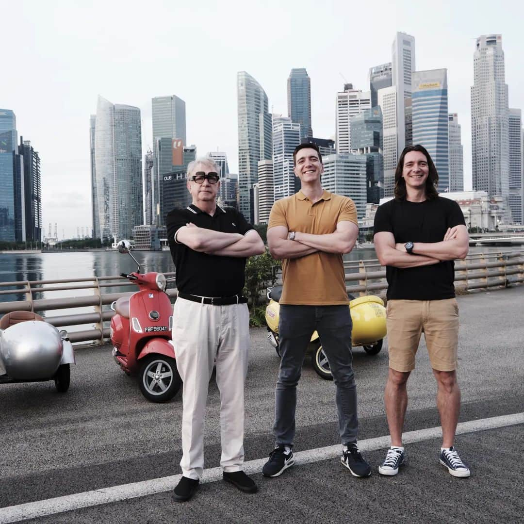 オリバー・フェルプスのインスタグラム：「@fantasticfriendsofficial season 2 SINGAPORE with Papa, I mean Mark Williams!! We had so much fun in this brilliant destination. The food, the culture, the laughs - all brilliant. #fantasticfriends #Singapore @visit_singapore」