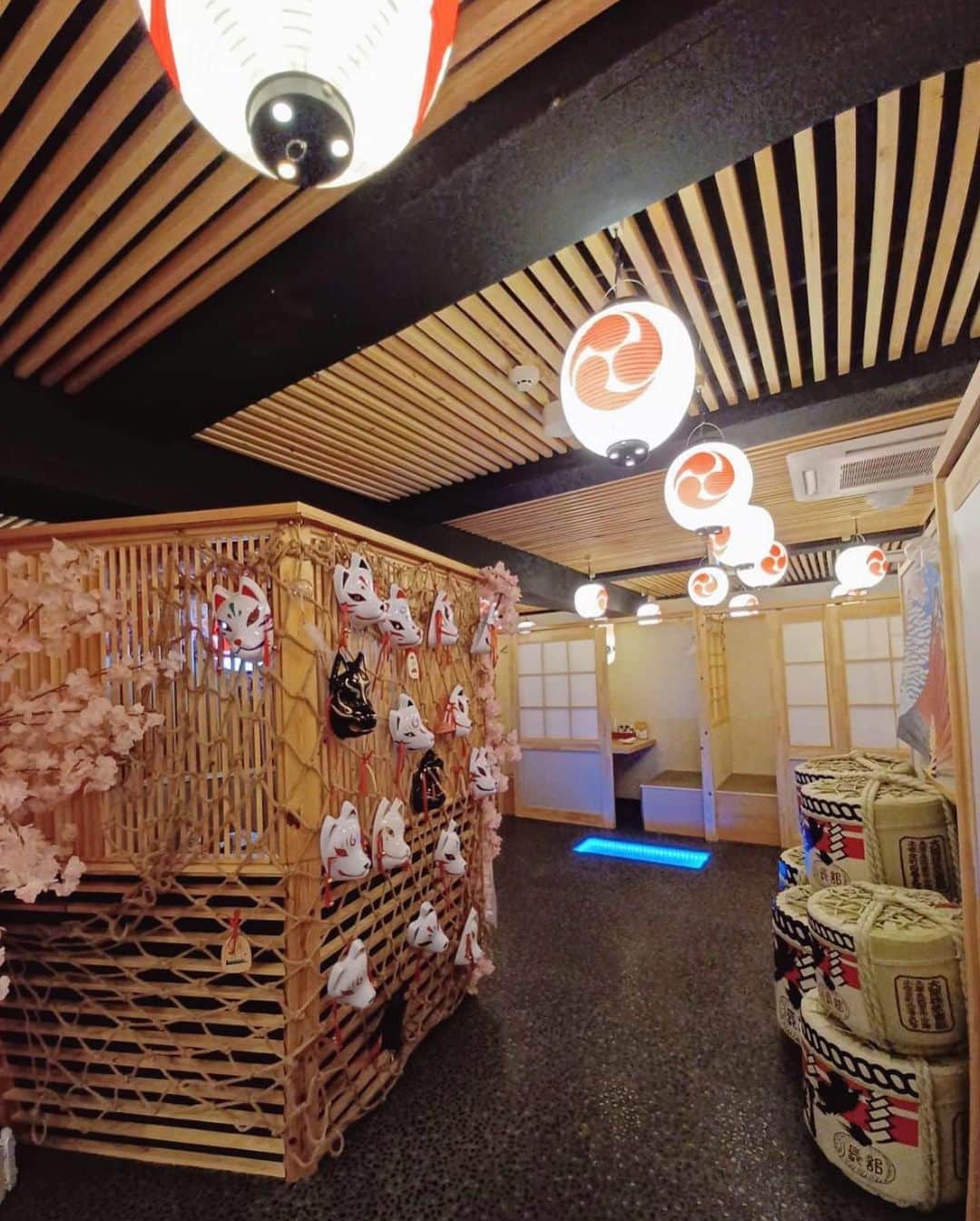 小川理子さんのインスタグラム写真 - (小川理子Instagram)「川崎で春飲み♡4月からまた気持ちを入れ替えて頑張ろー！ていいながら、いろんな話ししつつ楽しく飲み！ 「京風和食 彩り個室居酒屋 てまり 川崎駅前店」は、 明るい店内は桜🌸‼︎ 個室でしっかり区切ってくれてるから、自分たちの空間に集中できた🤤和でお祭りな雰囲気も楽しい！  ドリンクメニューや、フードもいろんなジャンルが揃ってて、食べたいのがおおくて嬉しい悩み😆 お刺身の盛り合わせもすごくおいしそうだったのだけど、 ごはんの量もいっぱいでお腹いっぱいでオーダーできなかった💦  まだ夜は寒いし、あたたかい「和牛のもつ鍋」が最高だった。ぷりぷりのもつに野菜もとれて、、。あたたかな気持ちになるよね🤤 大満足でしたー♡  #お待ちしてます #てまり川崎駅前店 #川崎グルメ #川崎飲み #川崎居酒屋 #京急川崎 #川崎女子会 #映え居酒屋 #もつ鍋大好き #izakayafood #woomypr」4月3日 23時34分 - ogawariko11