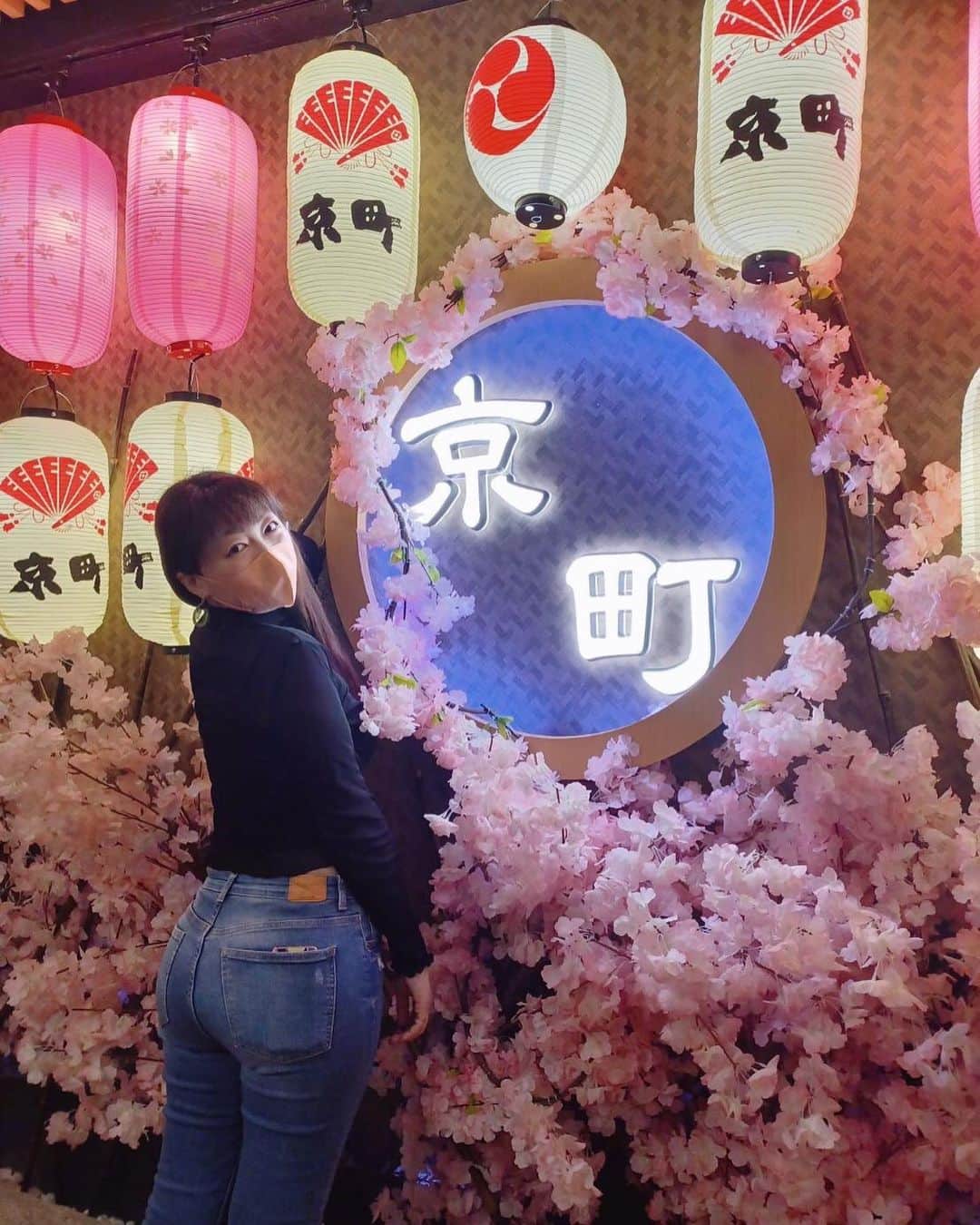 小川理子さんのインスタグラム写真 - (小川理子Instagram)「川崎で春飲み♡4月からまた気持ちを入れ替えて頑張ろー！ていいながら、いろんな話ししつつ楽しく飲み！ 「京風和食 彩り個室居酒屋 てまり 川崎駅前店」は、 明るい店内は桜🌸‼︎ 個室でしっかり区切ってくれてるから、自分たちの空間に集中できた🤤和でお祭りな雰囲気も楽しい！  ドリンクメニューや、フードもいろんなジャンルが揃ってて、食べたいのがおおくて嬉しい悩み😆 お刺身の盛り合わせもすごくおいしそうだったのだけど、 ごはんの量もいっぱいでお腹いっぱいでオーダーできなかった💦  まだ夜は寒いし、あたたかい「和牛のもつ鍋」が最高だった。ぷりぷりのもつに野菜もとれて、、。あたたかな気持ちになるよね🤤 大満足でしたー♡  #お待ちしてます #てまり川崎駅前店 #川崎グルメ #川崎飲み #川崎居酒屋 #京急川崎 #川崎女子会 #映え居酒屋 #もつ鍋大好き #izakayafood #woomypr」4月3日 23時34分 - ogawariko11