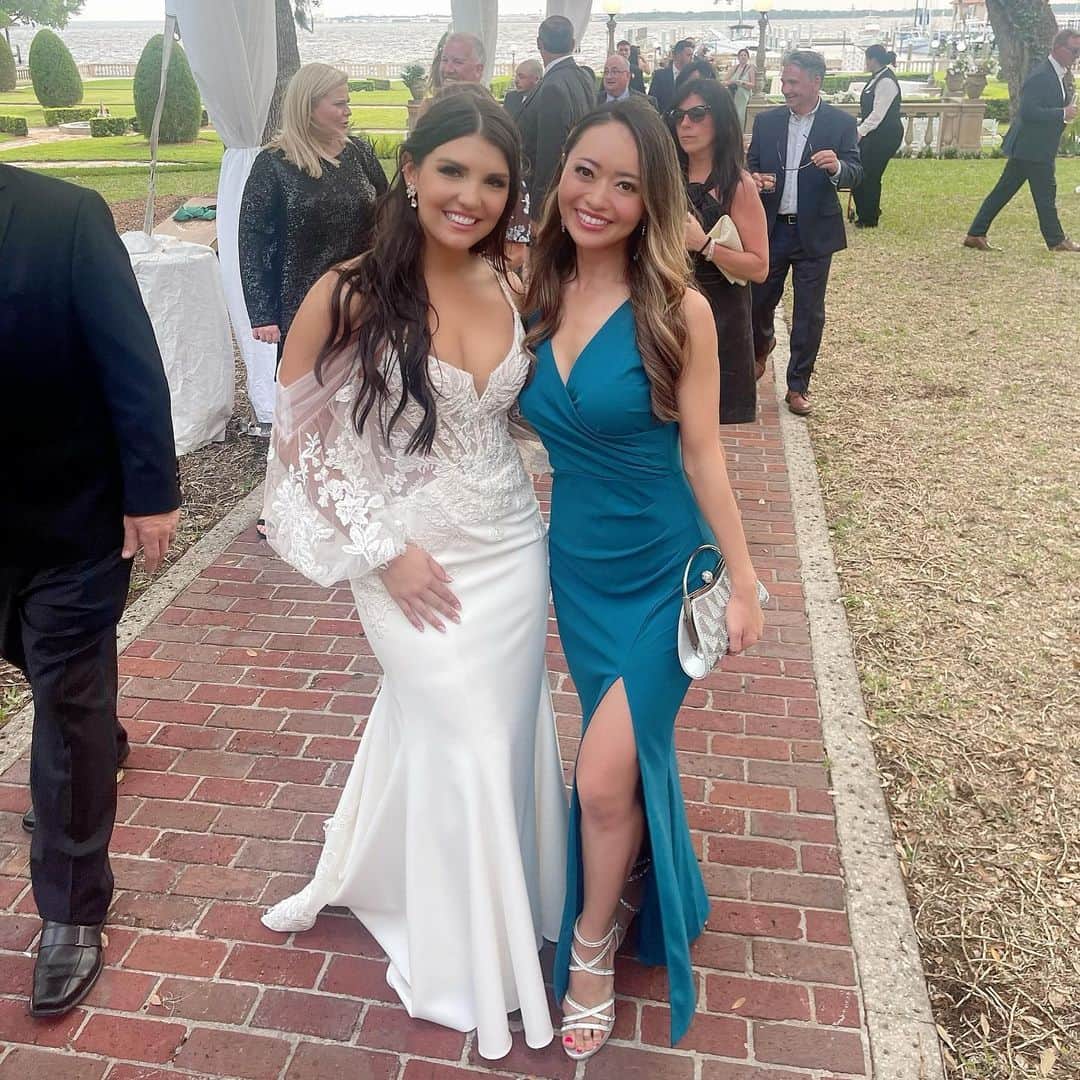 のインスタグラム：「Congratulations to Mr + Mrs Campione!!🥹🥂💕  What a beautiful wedding💍✨  The most beautiful bride in the world😍💕 Love you Ashley🥰🫶💖  And my teammates are so beautiful as well😍  チームメイト、アシュリーの結婚式に招待して頂きました！ 大好きなアシュリーの美しい花嫁姿にただただ感動🥺❤️ アシュリーらしく笑いあり楽しい素敵な結婚式でした💕 チームメイトもみんなかわいくてうっとり😍 ほんとゴージャス！！！！✨ 私はチームカラーであるティール色のドレスを選びました👗  アメリカに来てから2度目の結婚式💍✨ 日本とアメリカでそこまで差はない気がするけど、特に最後に載せたお父様お母様、そしてゲストのダンスシーンは日本にないところかなーと思い、これまた感動します🥹 お父様のダンスとラップの上手さには驚き！ この父あっての娘だなと納得！ 載せてないけど、娘のエピソードをラップされてました🤩🎤 さすがここはアメリカ！！ 日本で数え切れないほどの結婚式に参加したけど（笑）見たことのない演出が色々あって面白かったです💕 美しいヨットクラブのレストランでの結婚式はなんともフロリダらしく、気温も快適でお天気も良くとても素敵な結婚式でした🥰  アシュリー、幸せのお裾分けありがとう💖  #bridal #bride #florida #jacksonville #nflcheerleaders #アメリカ生活 #結婚式」