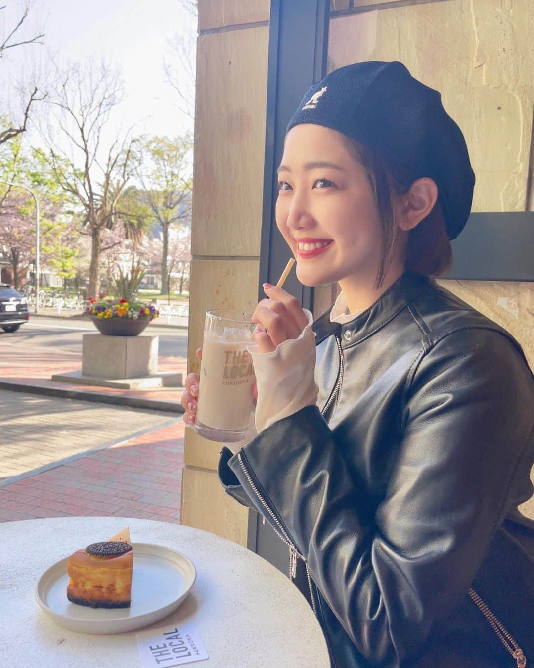 鈴木志歩のインスタグラム：「tea time☕️ . ここのオレオチーズケーキが美味しすぎた🧀 . . . #japan #fukuoka #trip #vacation #cafe #coffee #fashion #koreanfashion #koreanstyle #얼짱 #모델 #데일리룩 #페션」