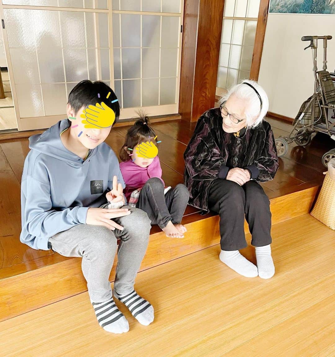 のインスタグラム：「お正月帰れなかったので久しぶりにおばあちゃんに会えた!! 娘も曾祖母に会えて嬉しそうっ✨  私、甥っ子に身長抜かれてました。今時の小学生ってそんな背が高いの!!?😳 驚きですっ!!!  #群馬県 #実家に帰郷中  #２歳児ママ #2歳児 #2歳11ヶ月  #こどものいる暮らし」