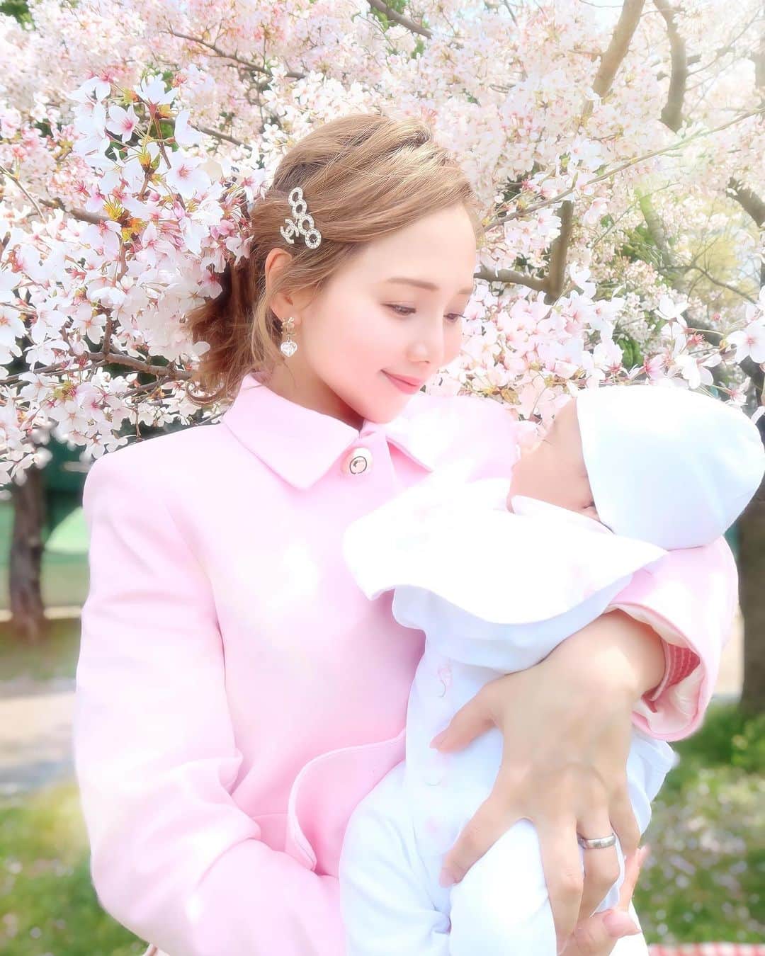 あいりんのインスタグラム：「🩰𝗙𝗜𝗥𝗦𝗧 𝗦𝗣𝗥𝗜𝗡𝗚🌸 娘、はじめての春。 息子、4回目の春。  春ってだけでとっても、幸せね🥰🌸  新年度、ワクワクな気持ちと♡ ちょっぴり不安な気持ちと♡ マイペースに頑張りましょっ👦🏼💓  優しい気持ちを忘れず過ごしたいね🌷 素敵な事がありますように🍀」