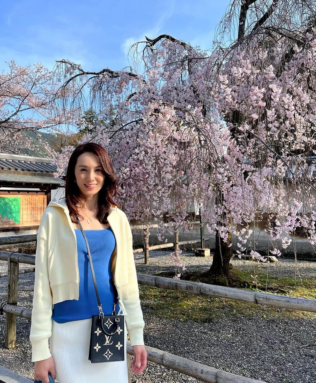 駒田奈美さんのインスタグラム写真 - (駒田奈美Instagram)「・ ・ ・ 『京都へ』 ・ ・ 桜を見に京都へ ・ ・ 醍醐寺は初めて… ・ 先週末はもう散り始めている桜の木も多かったので 桜吹雪も楽しめました ・ ・ また満開の時期に訪れたいな🌸 ・ ・ ・ #駒田奈美#モデル#アラフィフ#美魔女＃旅行#京都#桜#桜スポット #醍醐寺#桜吹雪#京都観光 #京都旅行 #お花見」4月3日 14時53分 - nami.komada