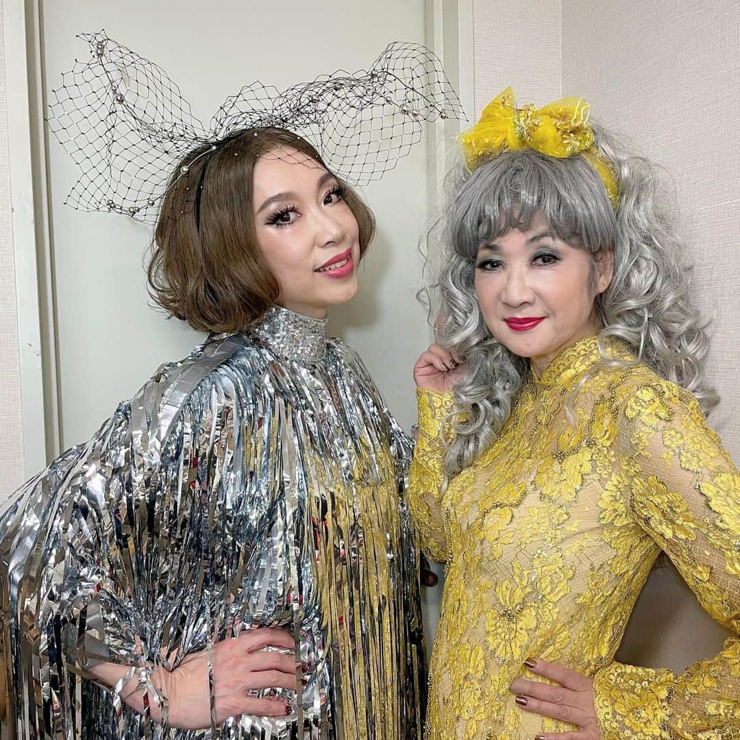 野宮真貴のインスタグラム：「. 偉大な作曲家、筒美京平先生がこよなく愛した歌声の持ち主♪ 平山みきさんの"50th + 2 Anniversary Concert"にゲスト出演いたします！  大先輩平山みきさんの記念すべきステージを盛り上げたいと思います！  色褪せることのない彼女の素晴らしい歌声を是非😊  ●2023年5月13日（土） ロームシアター京都　サウスホール 開場　17:15／開演　18:00  ●2023年6月7日（水） 渋谷区文化総合センター大和田さくらホール 開場　17:15／開演　18:00  🎫チケットの購入は👇 http://yellowlion.jp/event/172-50th-2-anniversary-concert.html   #平山みき #50th2AnniversaryConcert #野宮真貴 #missmakonomiya」