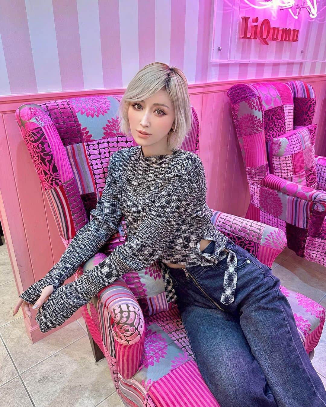 美咲あいりのインスタグラム：「くびれyaで大人気のメニュー 『背骨のガス抜きプレミアム』を受けてきたよ🪽 @kubireya  ⁡ ⁡ くびれエステ久しぶりなのに１回で体全体が薄くなって ここくると毎回パンツが緩くなるよ ⁡ 【背骨のガス抜き】 ＊背中光ケア(コリ 血流アップ) ＊背中リリースカッター(矯正) ＊背中マジックポーラ(痩身) ＊背骨のガス抜きマッサージ ⁡ ⁡ 内容盛りだくさんの 【背骨のガス抜きコース】にさらに ⁡ ○お腹のマジックポーラ ○お腹のガス抜きマッサージ が付いためちゃくちゃお得なメニュー✨ ⁡ ⁡ 私とくびれyaのフォロワー様限定で 以下の金額で受けることができるよ ⁡ 〜背骨のガス抜きプレミアム〜 (背中やせ+くびれのメニュー) ¥36,800(¥40,480税込) ⁡ ペアで受けるとさらにお得みたいなので 友達や彼氏と受けるのもおすすめ♡ ⁡ ⁡ #くびれya #くびれ #エステサロン」