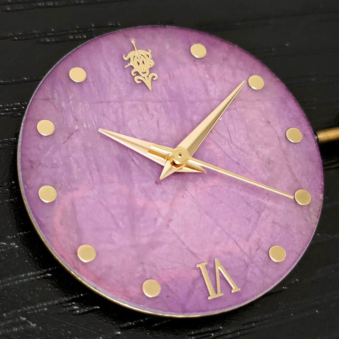 EINBAND -アインバンド-さんのインスタグラム写真 - (EINBAND -アインバンド-Instagram)「こちらは天然石の『アメジスト』を使った文字盤となります！ 薄紫色がとても綺麗で癒やされます☺️✨ こちらも近日販売させていただきます😆👍」4月3日 14時54分 - einband_woodwatch
