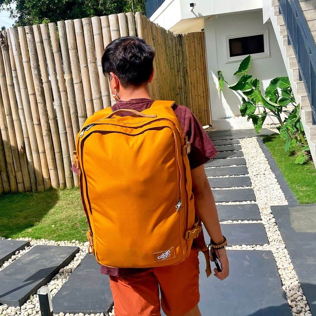 CABINZEROさんのインスタグラム写真 - (CABINZEROInstagram)「Whether you're on a train, plane, or a camel's back -  CabinZero can keep your belongings safe with the #ClassicPro 🎒  📸 Our Classic Pro in Orange Chill spotted on @darggus 🧡  🛍 Link in bio  #CabinZero #Travel #backpack #packing #Zerohassletravel」4月3日 15時00分 - cabinzero