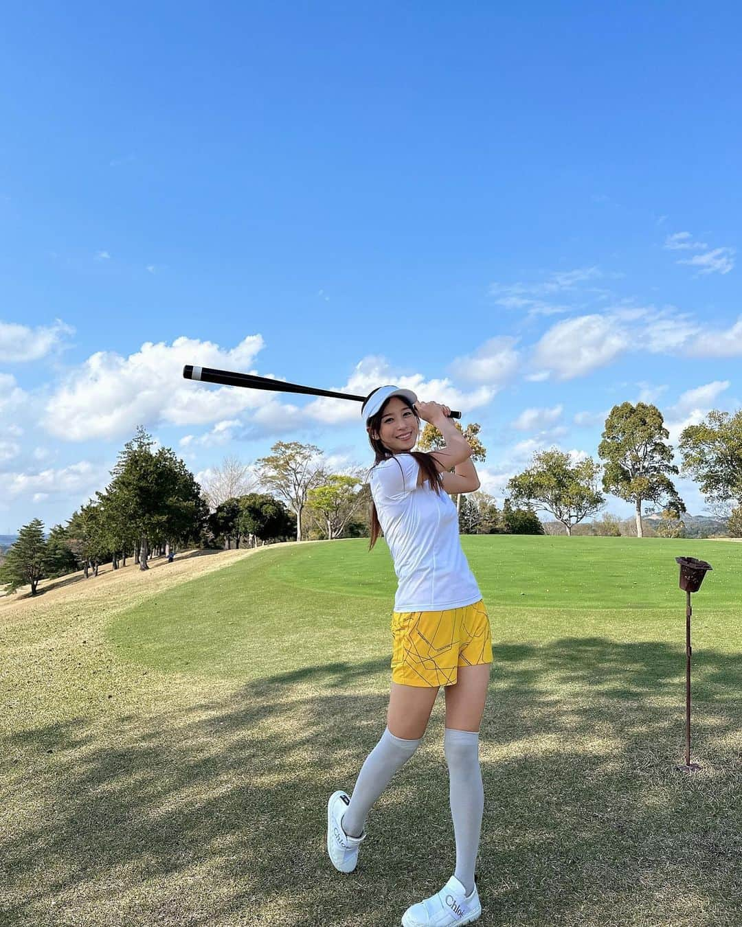 鷲見玲奈さんのインスタグラム写真 - (鷲見玲奈Instagram)「. テーラーメイドの素振り用のバット🏌️‍♀️ これをブンブンして、スイングの練習をします☺️  遠心力によって軸回転が自然に身につき、スイングでも意識しやすくなるので、ラウンドに出るとなかなか練習通りに振れないという方は特にオススメです！  あと、重さがあるので、これを振っていると飛距離が出るようになります🙌  暖かくなってきたので、ゴルフ上達に向けて一緒にがんばりましょう🤍  #テーラーメイド #テーラーメイド銀座  #TaylorMade  #ゴルフ女子 #ゴルフレッスン #ゴルフ初心者 #ゴルフウェア #ゴルフコーデ #ゴルフ場 #ゴルフ #ゴルフ女子コーデ  #ゴルフウェアコーデ #ゴルフスイング  #ミニスカートコーデ  #ミニスカコーデ  #春コーデ  #春ゴルフ #春ゴルフコーデ #春夏コーデ #ゴルフ練習 #ゴルフスイング #ゴルフ上達」4月3日 15時08分 - sumi__reina