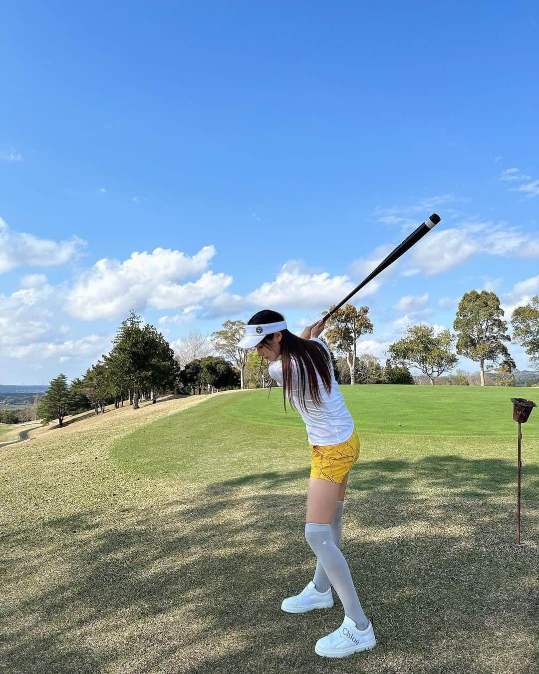 鷲見玲奈さんのインスタグラム写真 - (鷲見玲奈Instagram)「. テーラーメイドの素振り用のバット🏌️‍♀️ これをブンブンして、スイングの練習をします☺️  遠心力によって軸回転が自然に身につき、スイングでも意識しやすくなるので、ラウンドに出るとなかなか練習通りに振れないという方は特にオススメです！  あと、重さがあるので、これを振っていると飛距離が出るようになります🙌  暖かくなってきたので、ゴルフ上達に向けて一緒にがんばりましょう🤍  #テーラーメイド #テーラーメイド銀座  #TaylorMade  #ゴルフ女子 #ゴルフレッスン #ゴルフ初心者 #ゴルフウェア #ゴルフコーデ #ゴルフ場 #ゴルフ #ゴルフ女子コーデ  #ゴルフウェアコーデ #ゴルフスイング  #ミニスカートコーデ  #ミニスカコーデ  #春コーデ  #春ゴルフ #春ゴルフコーデ #春夏コーデ #ゴルフ練習 #ゴルフスイング #ゴルフ上達」4月3日 15時08分 - sumi__reina