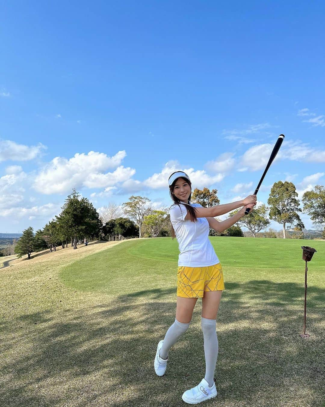 鷲見玲奈さんのインスタグラム写真 - (鷲見玲奈Instagram)「. テーラーメイドの素振り用のバット🏌️‍♀️ これをブンブンして、スイングの練習をします☺️  遠心力によって軸回転が自然に身につき、スイングでも意識しやすくなるので、ラウンドに出るとなかなか練習通りに振れないという方は特にオススメです！  あと、重さがあるので、これを振っていると飛距離が出るようになります🙌  暖かくなってきたので、ゴルフ上達に向けて一緒にがんばりましょう🤍  #テーラーメイド #テーラーメイド銀座  #TaylorMade  #ゴルフ女子 #ゴルフレッスン #ゴルフ初心者 #ゴルフウェア #ゴルフコーデ #ゴルフ場 #ゴルフ #ゴルフ女子コーデ  #ゴルフウェアコーデ #ゴルフスイング  #ミニスカートコーデ  #ミニスカコーデ  #春コーデ  #春ゴルフ #春ゴルフコーデ #春夏コーデ #ゴルフ練習 #ゴルフスイング #ゴルフ上達」4月3日 15時08分 - sumi__reina