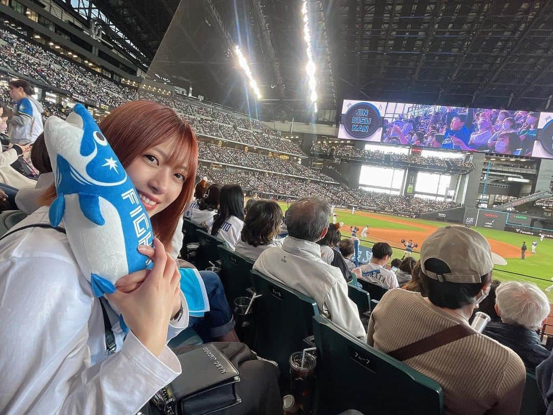 北出彩のインスタグラム：「開幕戦〜〜楽しい⚾️❕ しゃけまるかいました🐟カワイイ 今年はたくさん行けますように🥰 . . . #野球観戦 #エスコンフィールド北海道 #しゃけまる #hokkaido #kitahiking #lovefighters #portrait #me #l4likes #instagood」