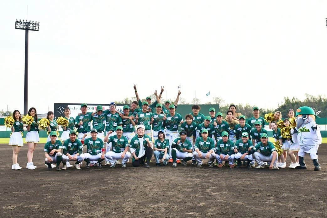 大西宏明のインスタグラム：「#さわかみ関西独立リーグ   ⚾️開幕戦⚾️  4月1日 (土)  堺シュライクス‼︎‼︎‼︎ @sakai_shrikes  2023年シーズンが始まりました🔥  まさかの序盤に7点のリードを奪われっっっ🤪 それでも諦めずにコツコツ返して！ 後半に追いつき✨ そこからまた2点取られたり💦💦  しかーーし‼️ 結果10回に劇的サヨナラ勝ち✌︎✌︎✌︎  開幕戦からエゲツない試合をしてくれました✨✨✨  今シーズンも約半年！！ 残り47試合！！ 選手 スタッフ 一丸で頑張って参ります💪 皆様！共に戦って！ また秋に共に笑いましょう😆  宜しくお願い致します🖐  #堺シュライクス #開幕戦 #劇的勝利 #サヨナラ勝ち #独立リーグ #野球 #プロ野球 #野球観戦  #野球応援  #堺っ子 #堺市  #野球好きな人と繋がりたい  #近鉄バファローズ  #オリックスバファローズ  #横浜denaベイスターズ  #福岡ソフトバンクホークス  #smile #ほなっ！！」