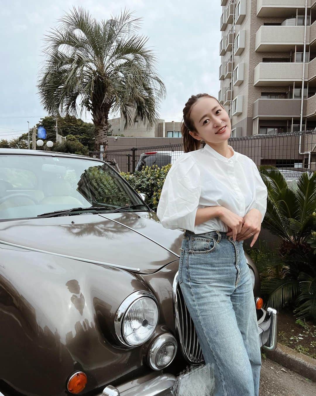 難波礼華のインスタグラム：「暖かくなってきてシャツだけでお出かけ出来るの嬉しい♡ 授乳もしやすいからシャツばっかり集まってる🤣🫶🏼 @urs_official パフスリーブにパールボタン、可愛いが詰まってる♡ カジュアルに落とし込むのがすき♡ 今年お花見出来なかったから来年はしたいなぁ〜🌸  #urs #ユアーズ #urs_styling #urs_official #タイアップ」