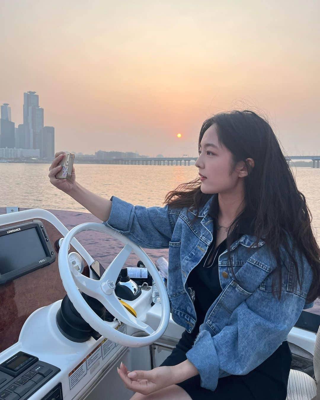 ソ・シネのインスタグラム：「덕분에 참 즐거웠던 🛥️🥂」