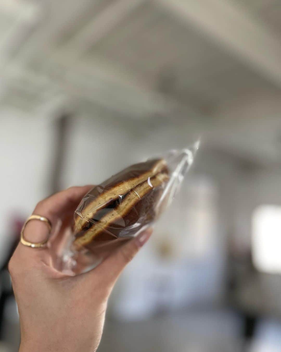 のインスタグラム：「以前撮影でいただいた分厚いどら焼き🍡」