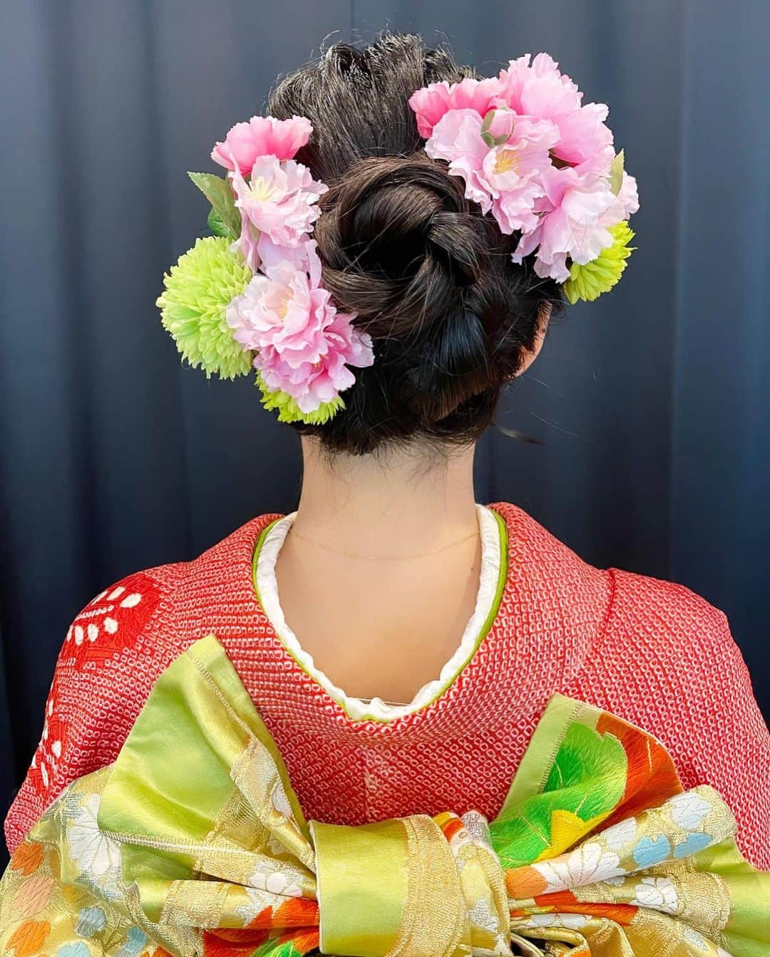 石原夕里朱さんのインスタグラム写真 - (石原夕里朱Instagram)「Hairstyle♡ ⁡ 今回のお着物のヘアスタイルは ⁡ 両サイドを編み込んで、 ⁡ 後ろでまとめていただきました👘 ⁡ 髪飾りはママの手作り🌸 ⁡ またすぐにお着物着れる機会があればいいな🥺💓 ⁡ #Kyoto #Yamashina #Zuishinin #missononokomachi #kimono #furisode #kimonohair #hairarrange #genic_kyoto #instakyoto #instagood #photooftheday #instadiary #京都 #山科 #随心院 #はねず踊り #今様 #小野小町 #ミス小野小町 #ミスコン #着物 #振袖 #司会 #着物ヘア #和装ヘア #着物ヘアアレンジ #和髪 #👘」4月3日 15時35分 - ri_hannari