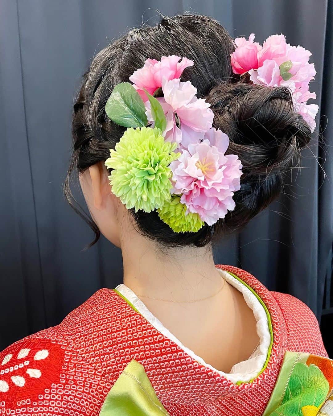 石原夕里朱さんのインスタグラム写真 - (石原夕里朱Instagram)「Hairstyle♡ ⁡ 今回のお着物のヘアスタイルは ⁡ 両サイドを編み込んで、 ⁡ 後ろでまとめていただきました👘 ⁡ 髪飾りはママの手作り🌸 ⁡ またすぐにお着物着れる機会があればいいな🥺💓 ⁡ #Kyoto #Yamashina #Zuishinin #missononokomachi #kimono #furisode #kimonohair #hairarrange #genic_kyoto #instakyoto #instagood #photooftheday #instadiary #京都 #山科 #随心院 #はねず踊り #今様 #小野小町 #ミス小野小町 #ミスコン #着物 #振袖 #司会 #着物ヘア #和装ヘア #着物ヘアアレンジ #和髪 #👘」4月3日 15時35分 - ri_hannari