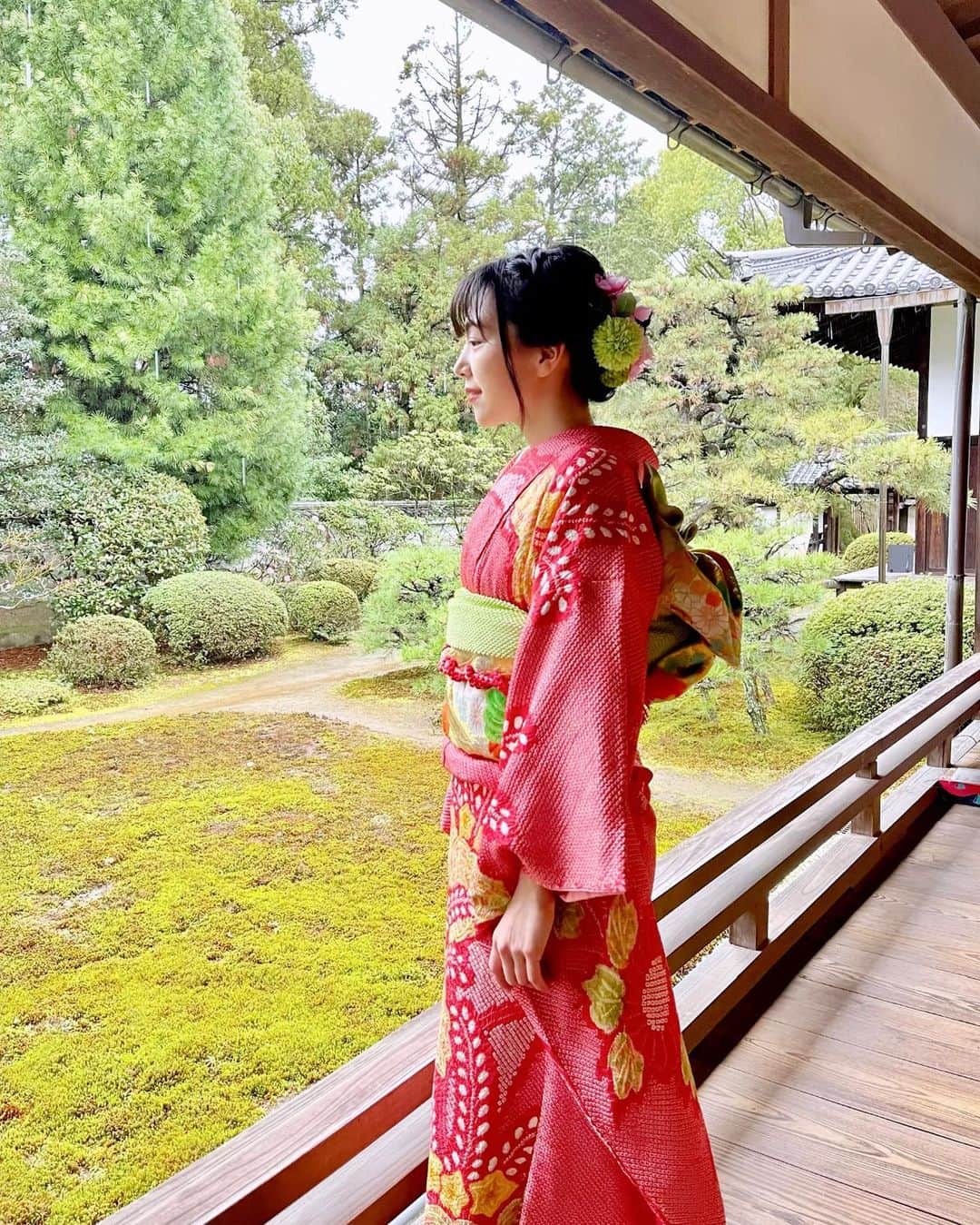 石原夕里朱のインスタグラム：「Hairstyle♡ ⁡ 今回のお着物のヘアスタイルは ⁡ 両サイドを編み込んで、 ⁡ 後ろでまとめていただきました👘 ⁡ 髪飾りはママの手作り🌸 ⁡ またすぐにお着物着れる機会があればいいな🥺💓 ⁡ #Kyoto #Yamashina #Zuishinin #missononokomachi #kimono #furisode #kimonohair #hairarrange #genic_kyoto #instakyoto #instagood #photooftheday #instadiary #京都 #山科 #随心院 #はねず踊り #今様 #小野小町 #ミス小野小町 #ミスコン #着物 #振袖 #司会 #着物ヘア #和装ヘア #着物ヘアアレンジ #和髪 #👘」