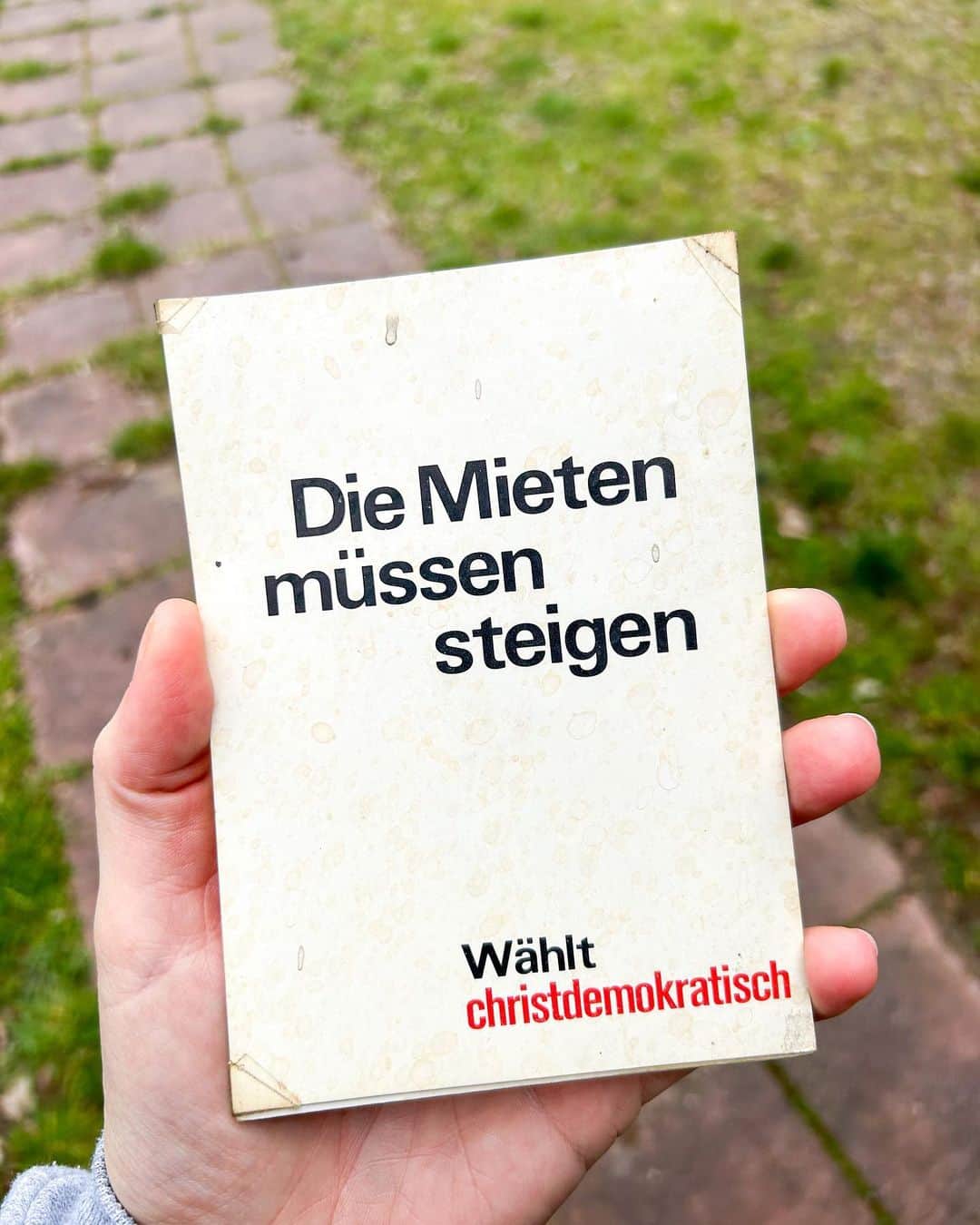STIL IN BERLINのインスタグラム：「Gestern auf dem Flohmarkt gefunden - passend zu dem, was Berlin unter einer CDU/SPD Regierung in den nächsten Jahren blüht.   Die Karte ist von Klaus Staeck von 1972, gibt‘s neu neben vielen weiteren auf edition-staeck.com.」
