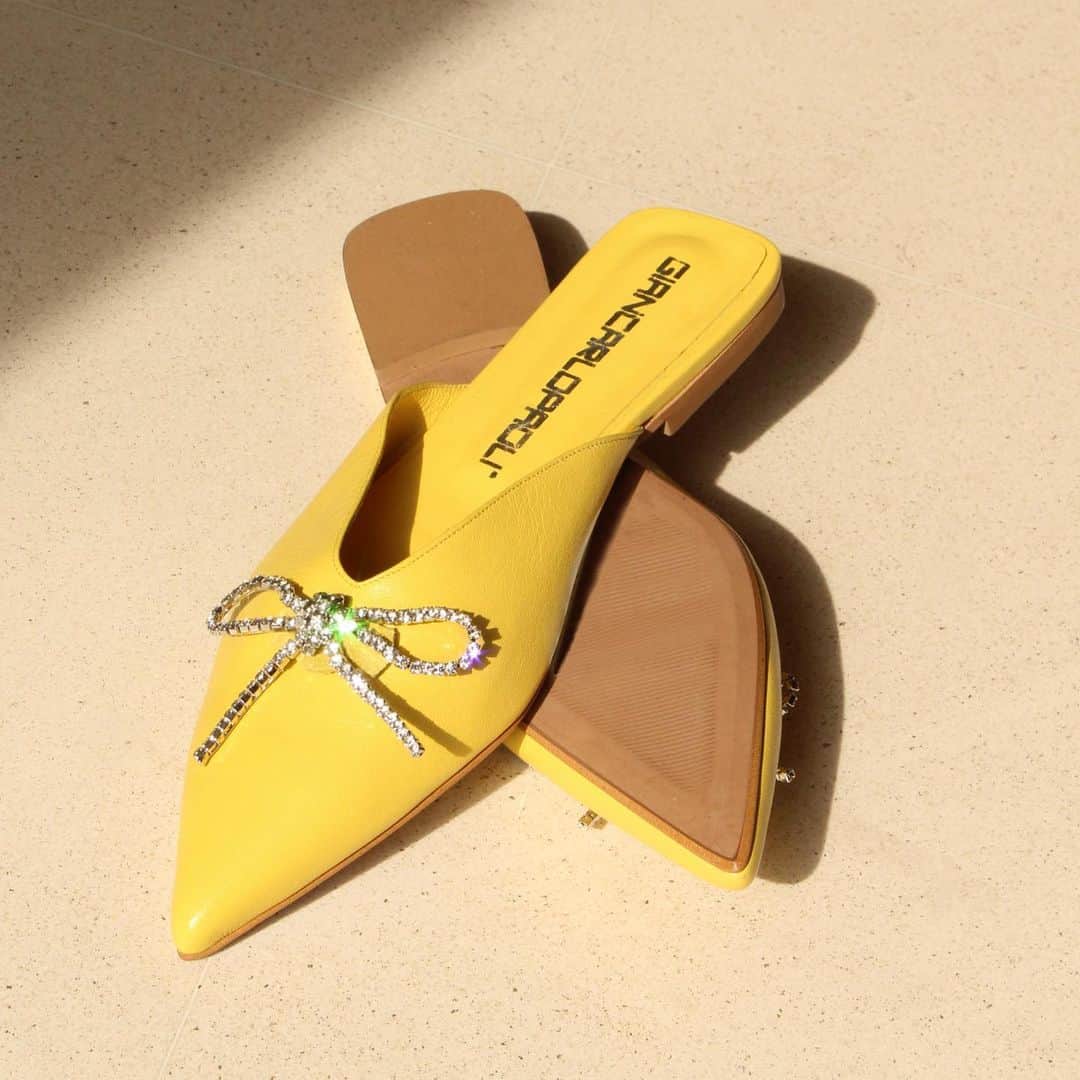 ジャンカルロパオリのインスタグラム：「Shine bright in SS23. Jewellery Mules in yellow. Shop now at GiancarloPaoli.com  #GiancarloPaoli #SpringSummer23 #Shoes #Woman」