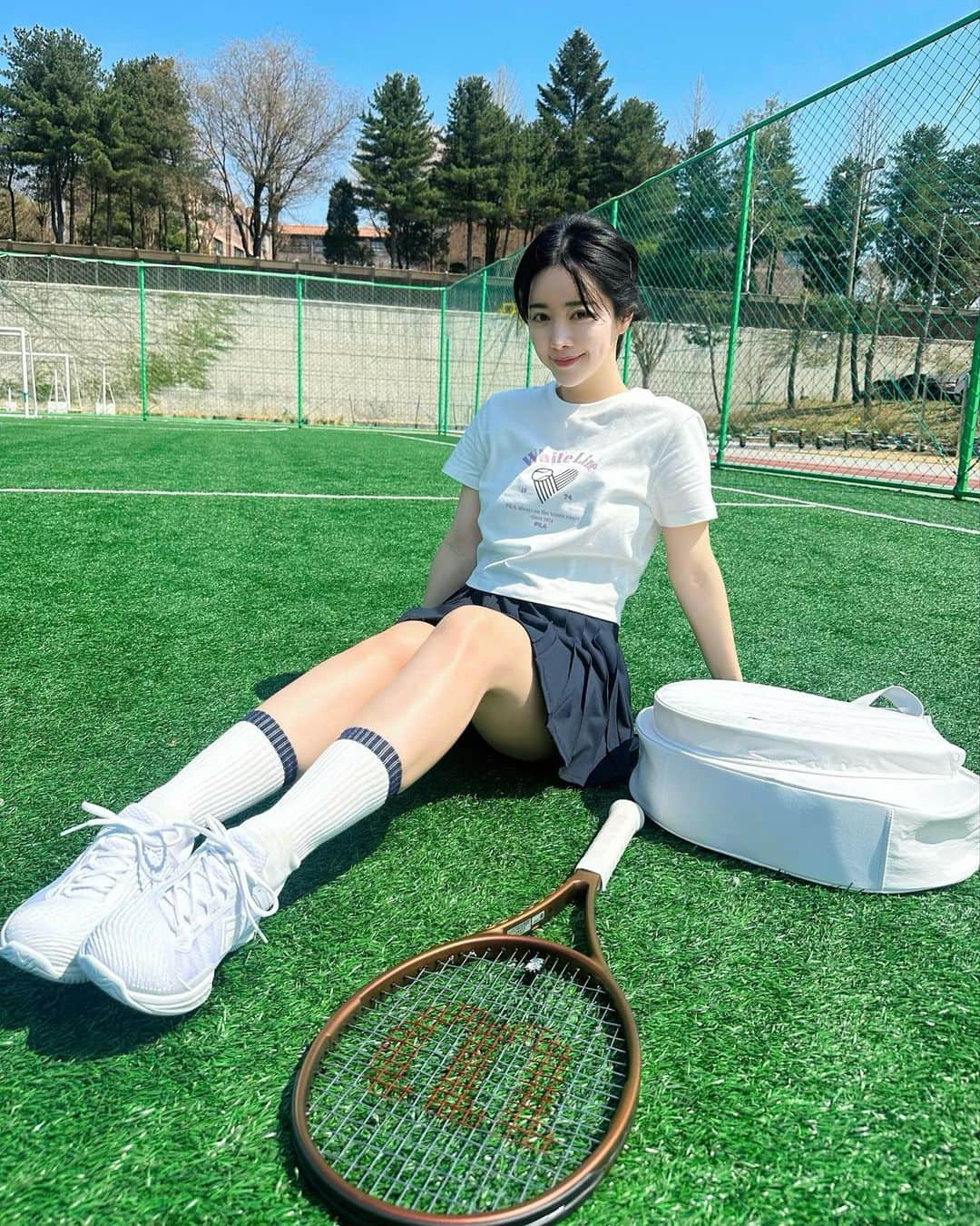 ホン・スアのインスタグラム：「#테니스장 🎾 #풋살장 ⚽️ 어쩌다보니 🌱 잔디랑 매일 함께 😂 따듯해 지니 조으댜  눈부신 어느날 😵‍💫✨🍀💕💕  눈뜨기도 힘든 날 이였ㅅ,,, 견뎌내 견뎌내🔥  체력 좋아지는 방법 추천해 주세요  힝구 🫠🥹😵‍💫,,,,,,  다리근육 팔근육 점점 커진댴ㅋㅋㅋㅋㅋㅋ앜ㅋㅋ어쩔ㅋㅋㅋㅋㅋ  #filatennis  #fila  #윌슨테니스  #윌슨프로스태프 2023 New😚✨」