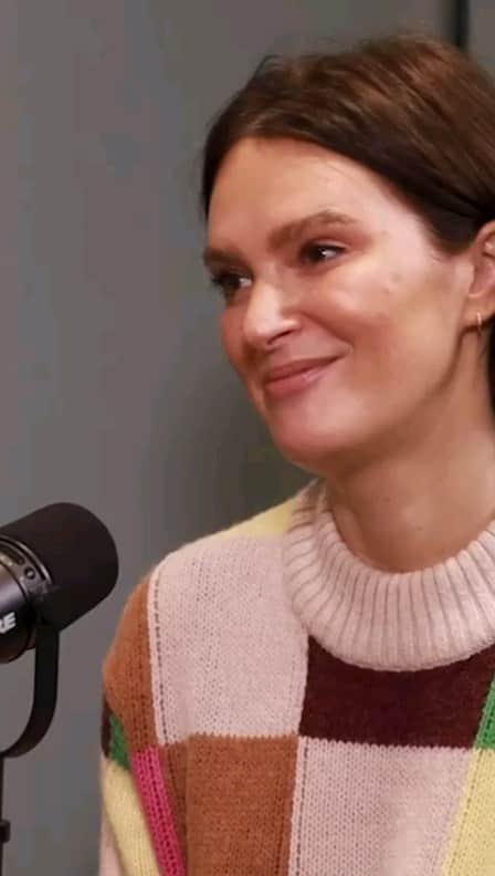 ファーン・コットンのインスタグラム：「Something a little bit different for this weeks podcast, a @happyplaceofficial X @howtofailpod where @elizabday and I chat through episodes of our respective podcasts that have changed our lives and how we think.   Elizabeth and I met at the podcast awards about four years ago (we both lost that night) where we just happened to be sitting next to each other. She was wearing a bright yellow dress and looked like sunshine. ☀️We instantly clicked and have enjoyed many 6pm dinners together (the agreed perfect time for a night out) discussing life, family, work, books, cats and more.   This collaborative podcast is essentially an extension of one of those dinners but perhaps with a little more structure 🤣 and a little less tequila.   I really hope you enjoy our conversations around the chosen topics: Blended families, depression, embarrassment and loss.   Let me know your thoughts below ⬇️」