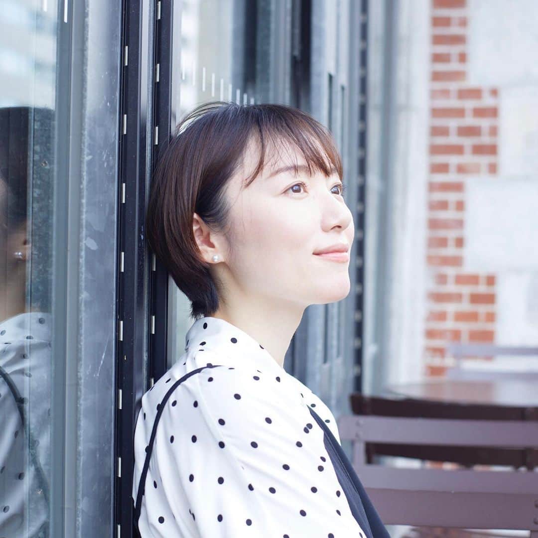 佐藤愛子のインスタグラム：「また髪切りました。 伸ばしたい切りたいの繰り返し。 今はこの長さが私にはしっくりくるなぁ。  📷@takikawayayoi」