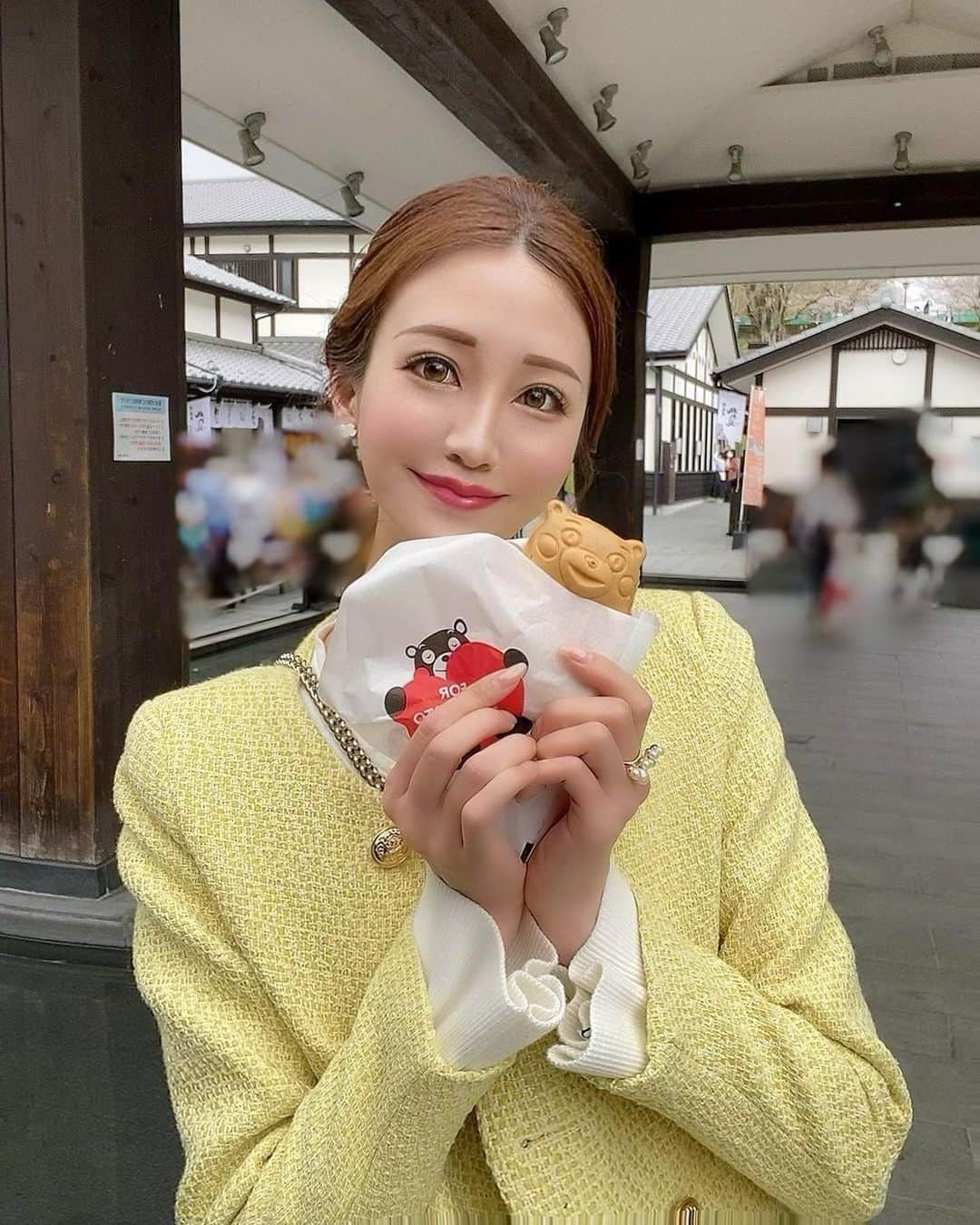 山下莉果のインスタグラム：「@canael_beauty 名古屋🌸で 小顔メンテナンスで ハイフしてきた！🥰✨  カナエルのハイフは無痛なのに しっかり直後からひきあがってるから 最高すぎる🥺🫶💓✨  ハイフする前に小顔マッサージつきでむくみをしっかりとってからのハイフだから効果抜群🫶❤️  料金体制が変わって 毎月1万円で全メニュー通い放題だよ🤭❤️  人気でいつも予約でいっぱいだから 早めの予約がおすすめ🥺✨  スタッフさんの手際の良さでさくっと終わるから隙間時間に通えちゃうの良いの😭✨  💓カナエルのハイフは蓄熱式タイプだから 2D・3D・4Dハイフよりも2、3倍強い出力の1点照射が高速連射されるハンドピースをクルクルと動かし施術していくからスピーディーにムラなくキレイにリフトアップしていくものだよ💓 こけることもなかいから安心❤️ 高速連射される熱は徐々に60度以上に蓄熱していくみたいだから痛みが本当になくて、、😭✨火傷のリスクもなくて安全😭  カナエルで他にも全身脱毛、フォトとかも同時にできちゃうからおすすめ🫶💓 #canael#canaelnagoya#エステ#エステサロン#フォトフェイシャル#ハイフ#全身脱毛#脱毛#名古屋エステ#美容#スキンケア#美肌ケア#名古屋#栄#久屋大通」