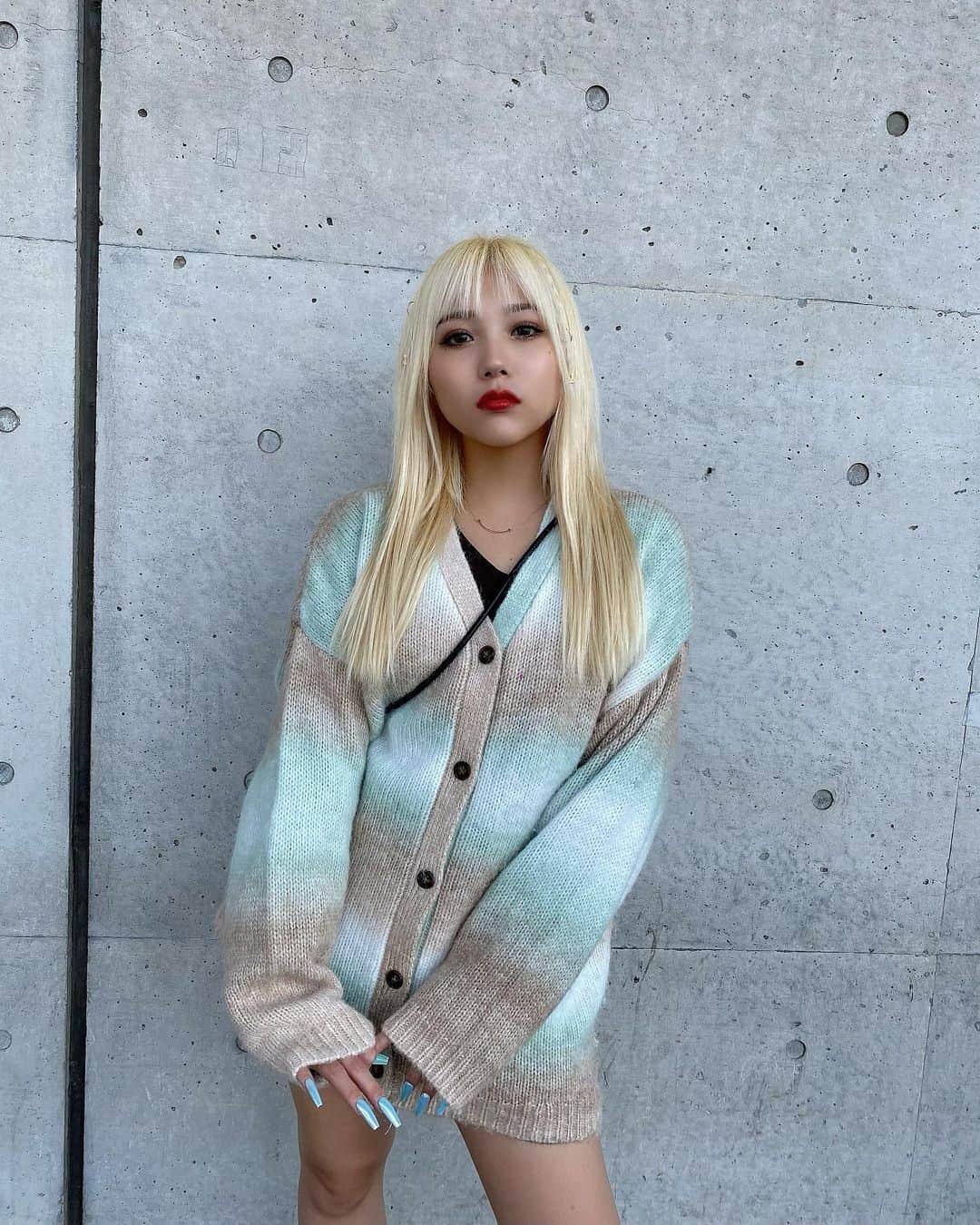 のインスタグラム：「🧚🏻‍♀️🧚🏻‍♀️🧚🏻‍♀️ 服とネイル色合いすぎててかわちい。 髪のメンテナンスも行ってきたよ〜 あ、前髪復活しました👩🏼💖 . . . #金髪 #金髪ロング #ブロンドヘアー #エクステ #ギャル #ギャルネイル #ギャルコーデ #egoist #カーディガンコーデ #春コーデ #ぎゃるしか勝たん #gal #newhair #newnails」