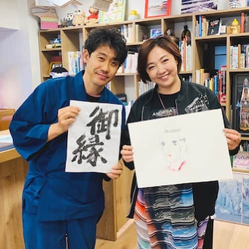 森本千絵さんのインスタグラム写真 - (森本千絵Instagram)「祝！大泉洋さん  生誕50周年特別企画 「YO OIZUMI ◎ goen°」  コラボアパレル始動！ 本日より（ファンクラブ先行）受注販売開始です！ 一般は１７日から！  大泉洋さんのファンクラブの子猫である私が、 さまざまなご縁が重なり ５０（ごえん）歳を 一緒にデザインの立場から お祝いできる日がくるなんて💕 子猫冥利に尽きます。  大泉洋さんが自ら描いた書や絵で 構成されたデザインです。  全力応援and祝祭デザインを 分かち合わせてくださいませ。  詳しくはコチラから↓ https://www.office-cue.com/view.php?id=1312&c=info  一緒に絵を描いた時間は 面白くて尊い経験となりました。  あらたな陽気なご縁曼荼羅の登場でもあります。  １.ThankCUE＋会員先行予約期間（会員限定予約特典「ポストカードあり） 2023年4月3日（月）15:00〜4月14日（金）23:59  ２.一般予約期間 2023年4月17日（月）10:00〜4月30日（日）23:59 ※２の期間で、goen°アトリエショップでも予約受付を予定しております。  お届け日：7月9日（日）以降順次お届け予定  #大泉洋 #仔猫 #cue  #creativeofficecue  #50 #goen #ateliergoen #大泉洋生誕祭2023」4月3日 16時26分 - chiemorimoto_goen