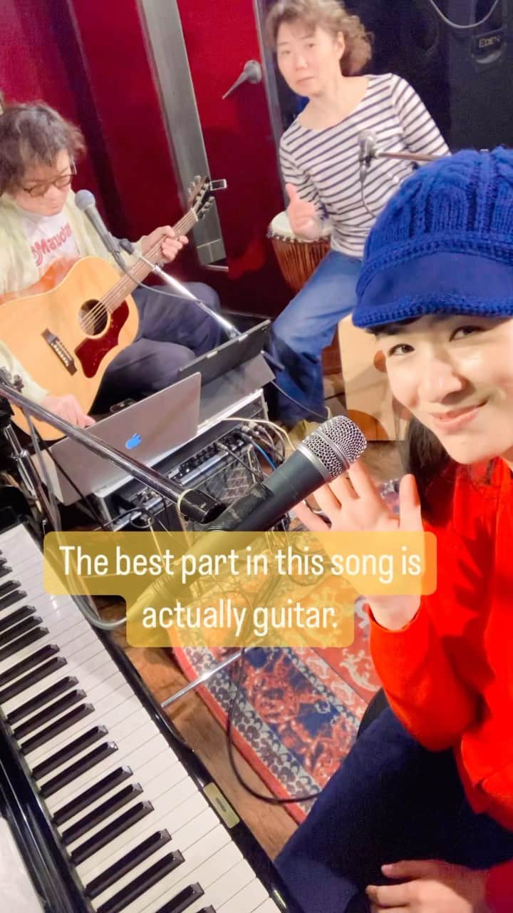 のインスタグラム：「おむラボ唄パズル第四弾で生まれた「やむなしや」。昔よく等身大の曲は？と聞かれることがありましたが、ここの歌詞はとても今の気分。 「何も持たたずとも　やむなしや 己のスケール　やむなしや 1dkサイズのエゴが 薄まるころには　めでたしや」 (1dk が頂いたキーワードの一つでした)  そろそろ健康寿命折り返し。全部やろうとするのではなく何者かになろうとするのではなく、好きなことを大事にしながら「やむなしや」と前向きに手放していくことが日々を愉快に生きるコツではないかと思い始めている。  唄パズルとは？ ライヴにお越しくださった方からキーワードを頂き、そのお言葉を必ず使ってメンバー三人それぞれ作詞作曲。新曲が強制的に増え続ける企画🤩第五弾新曲は今週末発表です❤︎  2023年4月8日(土) お結びラボラリィ🍙 「春結びの巻」　場所／祐天寺Fj’s 瓜生明希葉 (vo,pf)高橋結子 (percs,vo)円山天使 (gt,vo)ゲスト：斎藤ネコ (vln) 開場12:00 開演12:30予約3,500円 当日4,000円(別途ドリンク) チケットはこちら↓ http://fjslive.com/2023/04/08/」