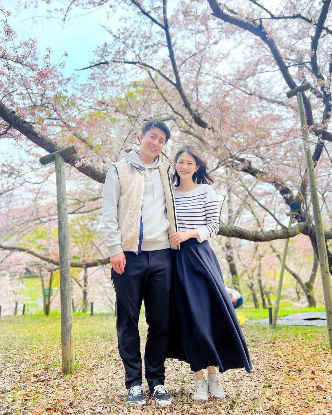 Sayuri（岸岡小百合）のインスタグラム：「* 昨日は親族で集まってお花見🌸 ちょろちょろ動き回る坊やを入れての家族写真は撮れず、 意図せず夫婦写真になってしまいました🤣笑  まぁいっか♪ 桜っていいね❤️  いよいよ新年度🌸 みなさまが素敵なスタートを切ることができますように✨ #桜 #お花見 #日本の春 #cherryblossom」