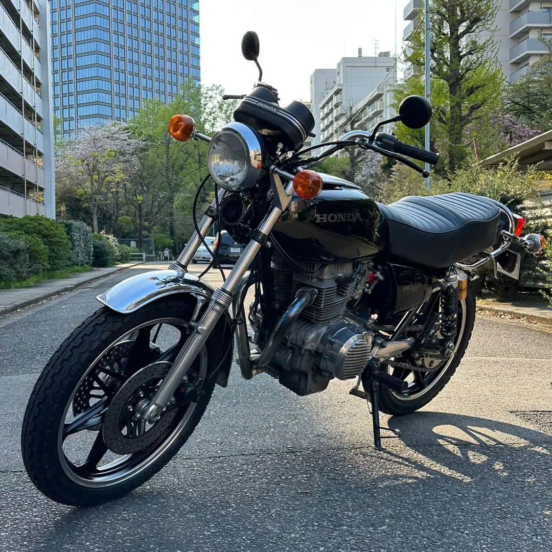 のインスタグラム：「バブちゃんついに完成。 ヨンフォアかこいつが一番好きだな。  #CB400T #CB250T #バブ #HAWK2 #旧車」