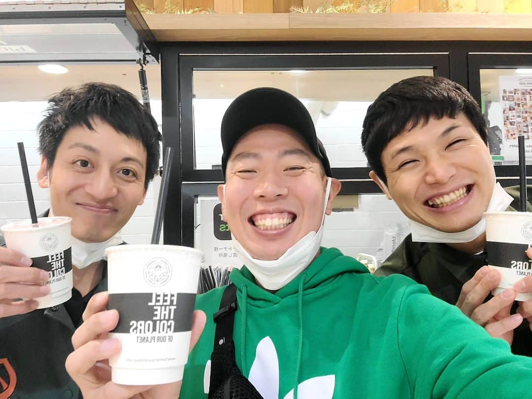 松本康太さんのインスタグラム写真 - (松本康太Instagram)「『FARMERS’ JUICE TOKYO』  今日は出張ルミネtheよしもとの出番をいただきまして、有楽町にあるよしもと有楽町シアターでネタ出番(*´ー｀*)  空き時間に、とろサーモン村田くんともう中学生ちゃんとスムージー！  僕はマンゴーリッチスムージーを飲みました♪激うまでした！  #farmersjuicetokyo#スムージー#マンゴー#よしもと有楽町シアター#有楽町#レギュラー松本#とろサーモン村田 くん#もう中学生」4月3日 16時43分 - aruarutankentai.matsumoto