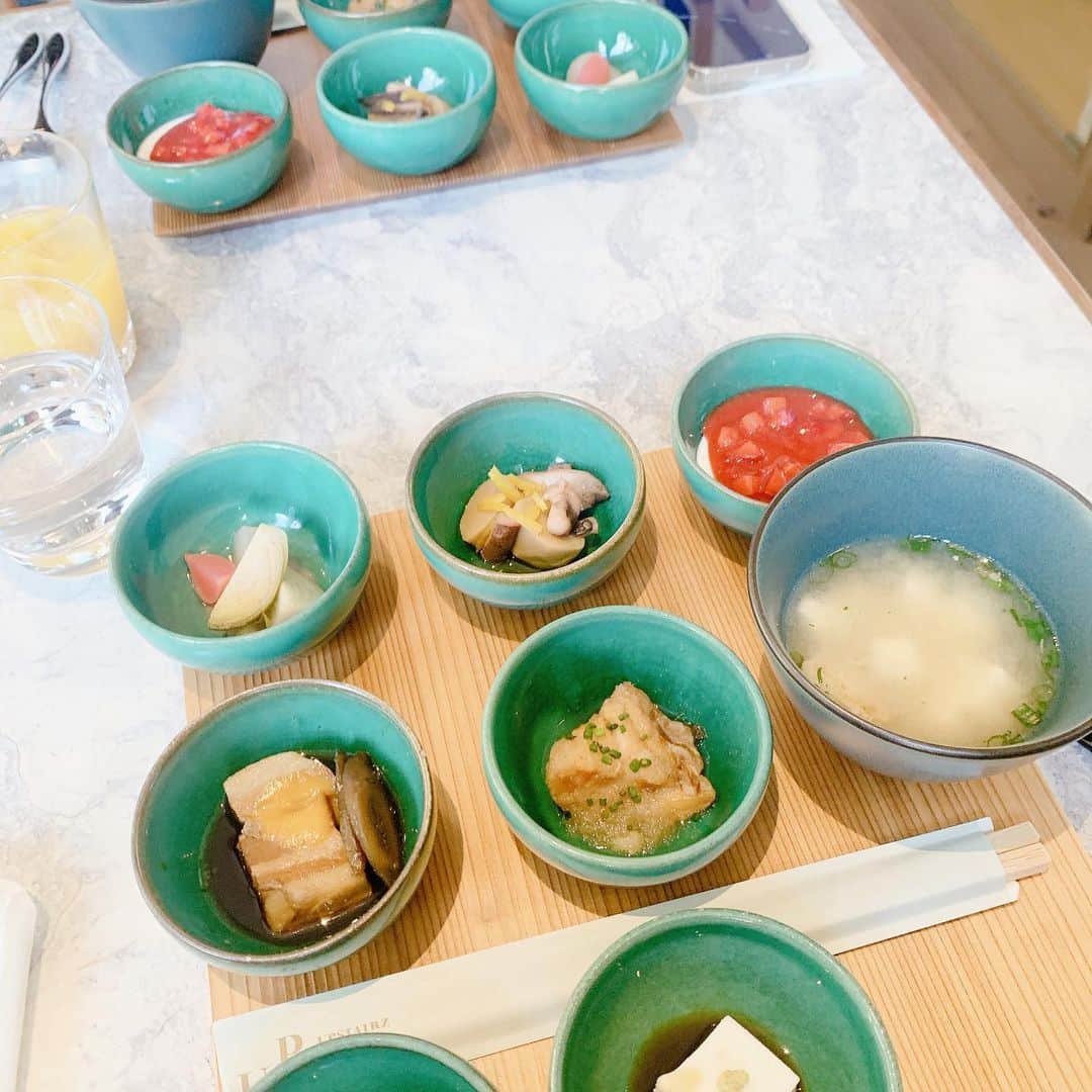 SPARAさんのインスタグラム写真 - (SPARAInstagram)「Zentis Osakaのモーニング。 普段ほとんど朝ごはん食べないけど、たまにはゆっくりな朝ごはんも良いですね♪ 少しずついろいろな種類を食べられる和食のプレート。 アメリカンブレックファーストも美味しかったです♡ @zentishotels」4月3日 16時44分 - spara_aco