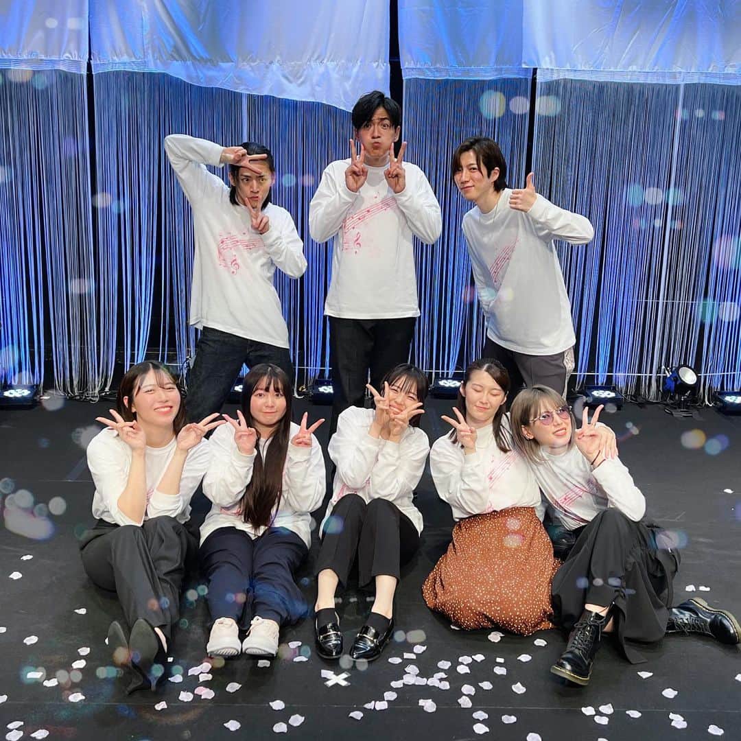原あやののインスタグラム：「2023.03.29~04.02 朗読劇「meaning ~また会いたいから、さようなら~」 全８公演ありがとうございました🌸  わたしの曲がモチーフになり 素敵な物語を創っていただきました。  meaningは元々歌詞を大切にしてた曲なので どうなるかな〜〜たのしみだな〜〜と思っていたのですが  思っていた以上に曲を大切に扱って貰えててめちゃくちゃ嬉しかったです (なんなら私が言いたかったのはコレだあああとなるくらいには、更に素敵にしてもろた気が来る)  それを素敵なキャストの皆さんに 楽しく、切なく、演じてもらえてうれしかったです  わたしも今回は役をもらって、エイちゃんという私に近いような、そうじゃないような（笑）キャラを演じさせてもらえて楽しかったなあ  どこを切り取っても好きなシーンしかないんだけど 個人的には、最後みんなでmeaningを歌うシーンが大好きでした(ありがたや……ありがたや……と思ってた )  春の曲とか、出会いと別れの曲とか そういうのって世の中にもたくさんあると思うんだけど この物語を見てくださった方が そのジャンルの中にmeaningを入れてくださったら幸せだし meaningを聴いたときに、この物語を思い出してくれたら、それ以上の幸せはないなあと思います！  改めて安藤さん、スタッフさん、キャストのみんな、ご来場ご視聴くださった皆様、ありがとうございました！  またどこかで会えますように🌸 また会いたいから、さようなら(#^.^#)  #朗読劇#meaning#あいさよ #シンガーソングライター#アコギ#ギター#musican#singersongwriter#音楽#邦ロック女子#anime#アニメ好き#ビール#ビール女子#フィルム#film#ウルフカット#ショートカット#燕女子#高身長女子#japanesegirl#instagood」