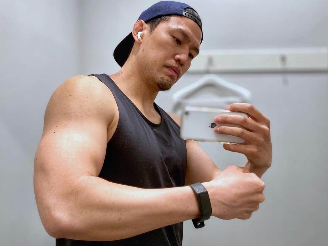 小柳心のインスタグラム：「物語の奴隷になれたことはこれ以上ない幸福なのだと。 しかし毎日バイトして重いもの持ち上げて、それでもやりたい続けたいと思う夢に出会えてしまったのは、ともすればこれ以上ない不幸なのかもしれないと。  HAVE FUN🔥🔥🔥  #小柳心 #コヤナギシン #俳優 #脚本家 #workout #bodymake #training」