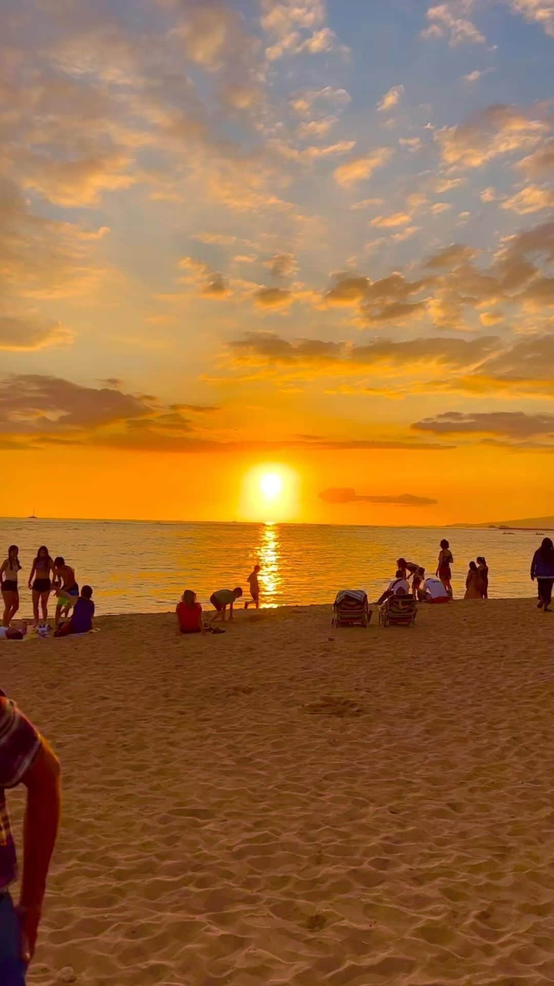 小鳥寿未代のインスタグラム：「ハワイの夕日は綺麗(　´艸｀) sunsetを見ながら食べるステーキは最高⤴️  #sunset  #hawaii  #sunsetlovers  #sunsetlovers  #beach  #beachlife  #ビーチ  #ステーキ  #steak  #ステーキシャック  #行列  #美味しい  #delicious  #deliciousfood  #人気店  #ハワイ  #ハワイ好きな人と繋がりたい」