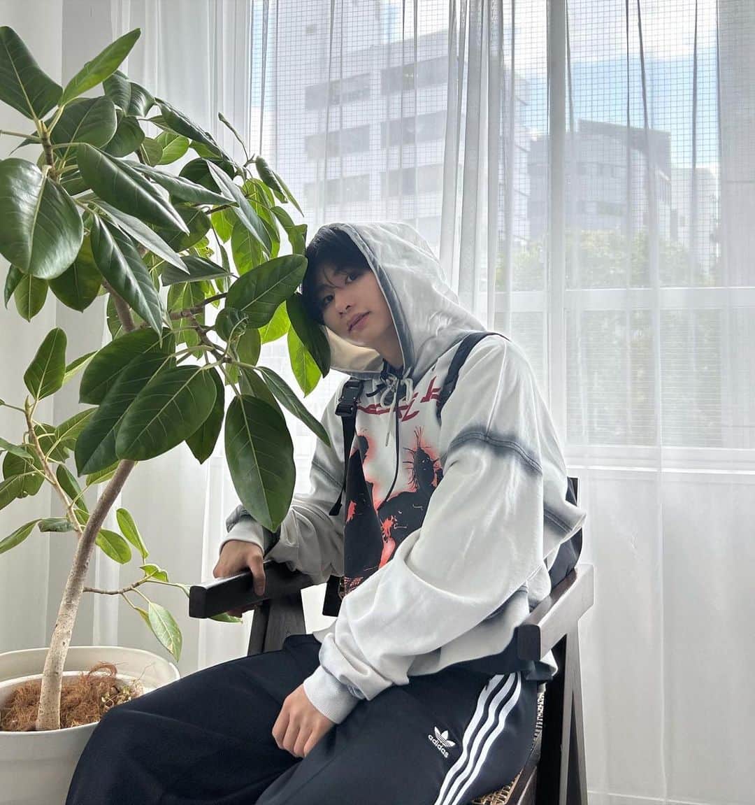 鈴木志音のインスタグラム：「最近ずっと天気よくて最高︎︎︎︎︎☺︎︎︎︎✌︎ 春服着て写真撮りたいな🌸   #おんおん日記」