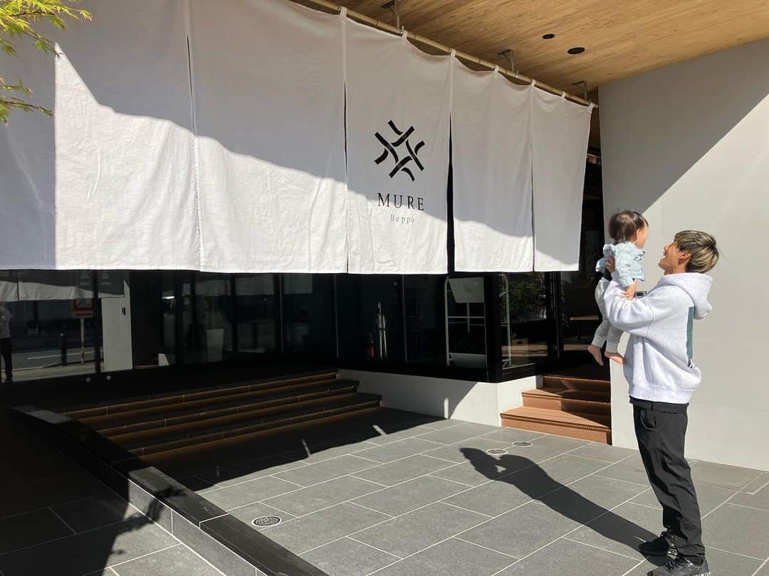 町田也真人のインスタグラム：「大親友の奥さんと息子君が大分へ来てくれていたので、MURE beppuさんに一緒にお泊まり。 @mure_beppu  @mure_cafeshu   別府のゆめタウンの向かい側にあります！！ 昨年の12月に出来たみたいで足湯カフェでも有名です🔥  お部屋には源泉掛け流しの湯があり、心身共にリラックス出来ました🥹  僕が泊まったのは、櫟木(KUNUGI)というお部屋です！  最上階にある貸し切り露天風呂は、 月の湯、空の湯があり、僕は月の夢に入りました！  カフェもあり、僕にとっては最高のリフレッシュになりました☺️  みなさんもぜひ行ってみて下さいね💪💪  明日からまた頑張ります！！！！！！  #murebeppu」