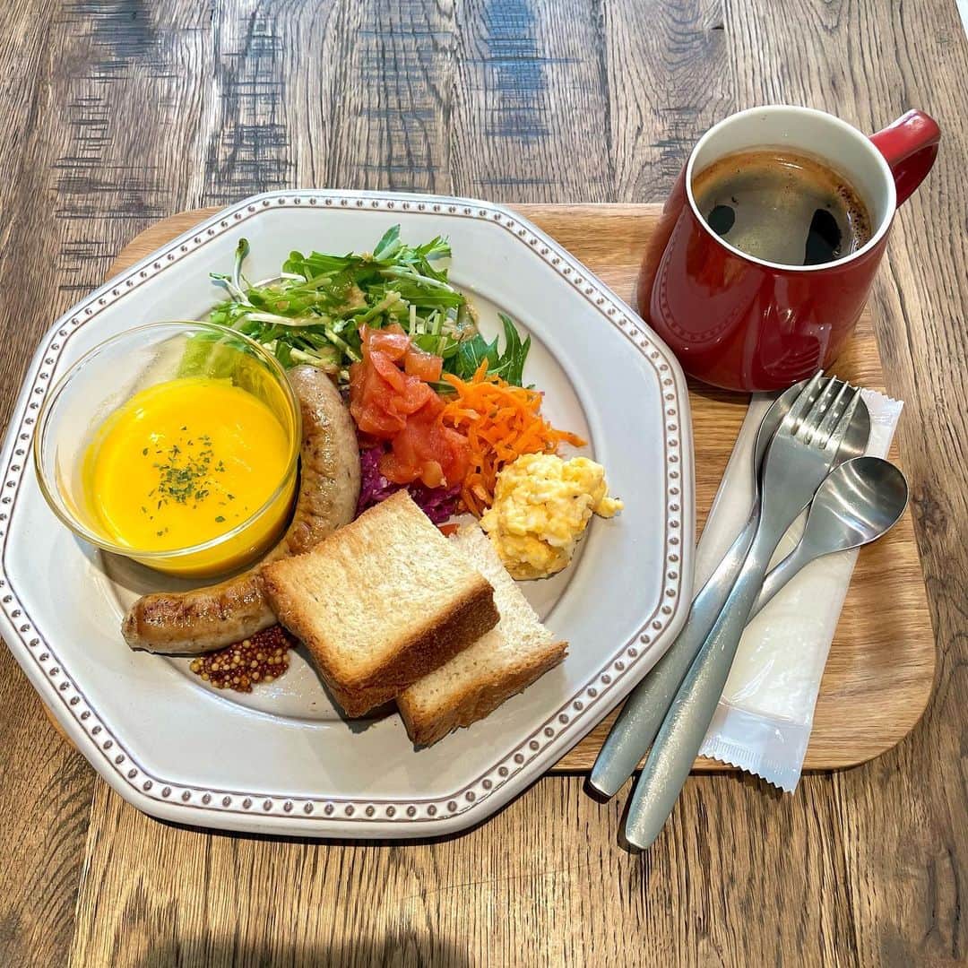 田中みかんさんのインスタグラム写真 - (田中みかんInstagram)「下関屈指のオシャカフェ☕✧ 下関の表参道です。 時々行かせてもらってる！！ 店内ももちろんオシャレなんやけど 店員さんがオシャ☕️🍃  1枚目の口内どうなってんの   #下関カフェ  #下関ランチ   #下関ランチ  #朝活  #モーニングカフェ」4月3日 16時54分 - mikan__tanaka