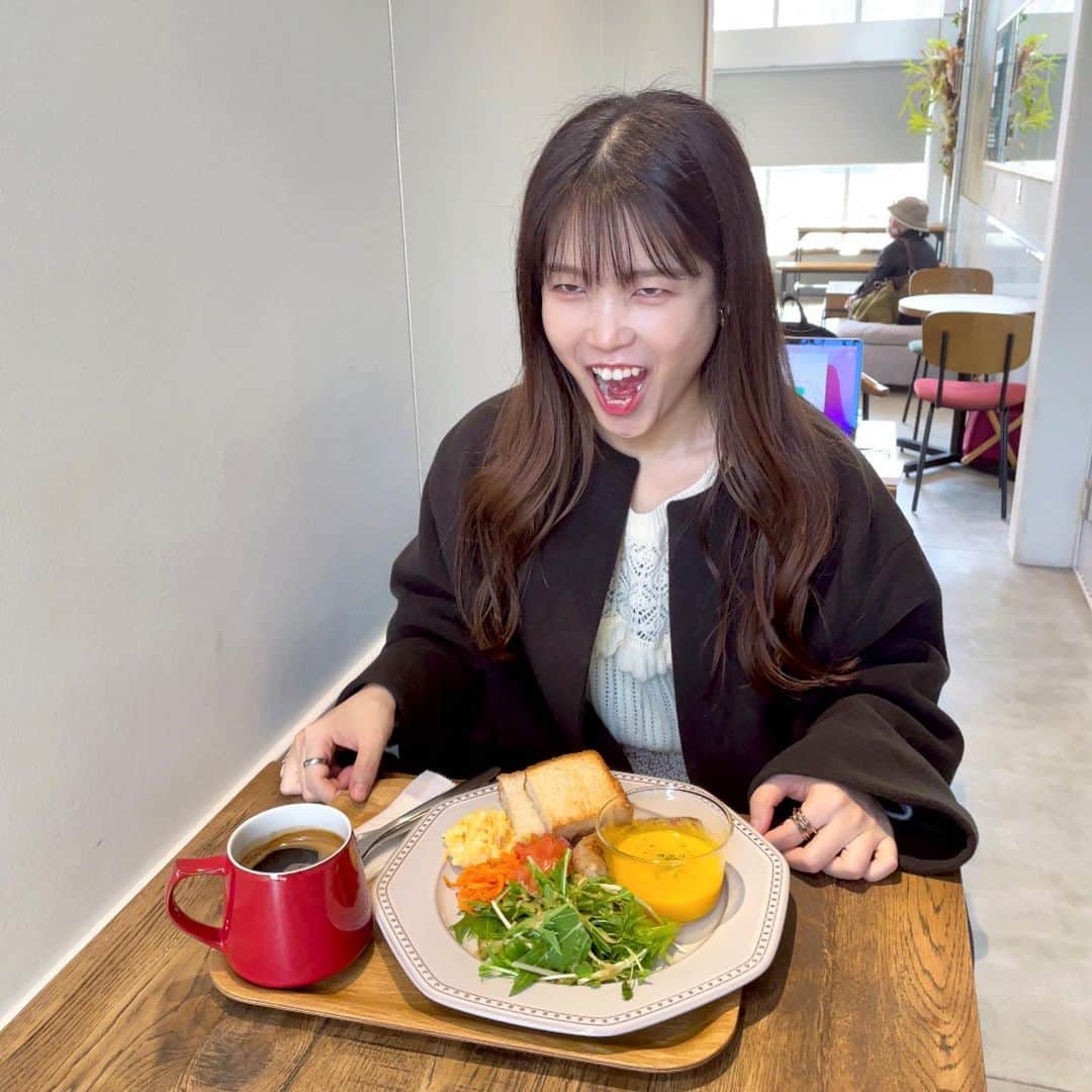 田中みかんさんのインスタグラム写真 - (田中みかんInstagram)「下関屈指のオシャカフェ☕✧ 下関の表参道です。 時々行かせてもらってる！！ 店内ももちろんオシャレなんやけど 店員さんがオシャ☕️🍃  1枚目の口内どうなってんの   #下関カフェ  #下関ランチ   #下関ランチ  #朝活  #モーニングカフェ」4月3日 16時54分 - mikan__tanaka