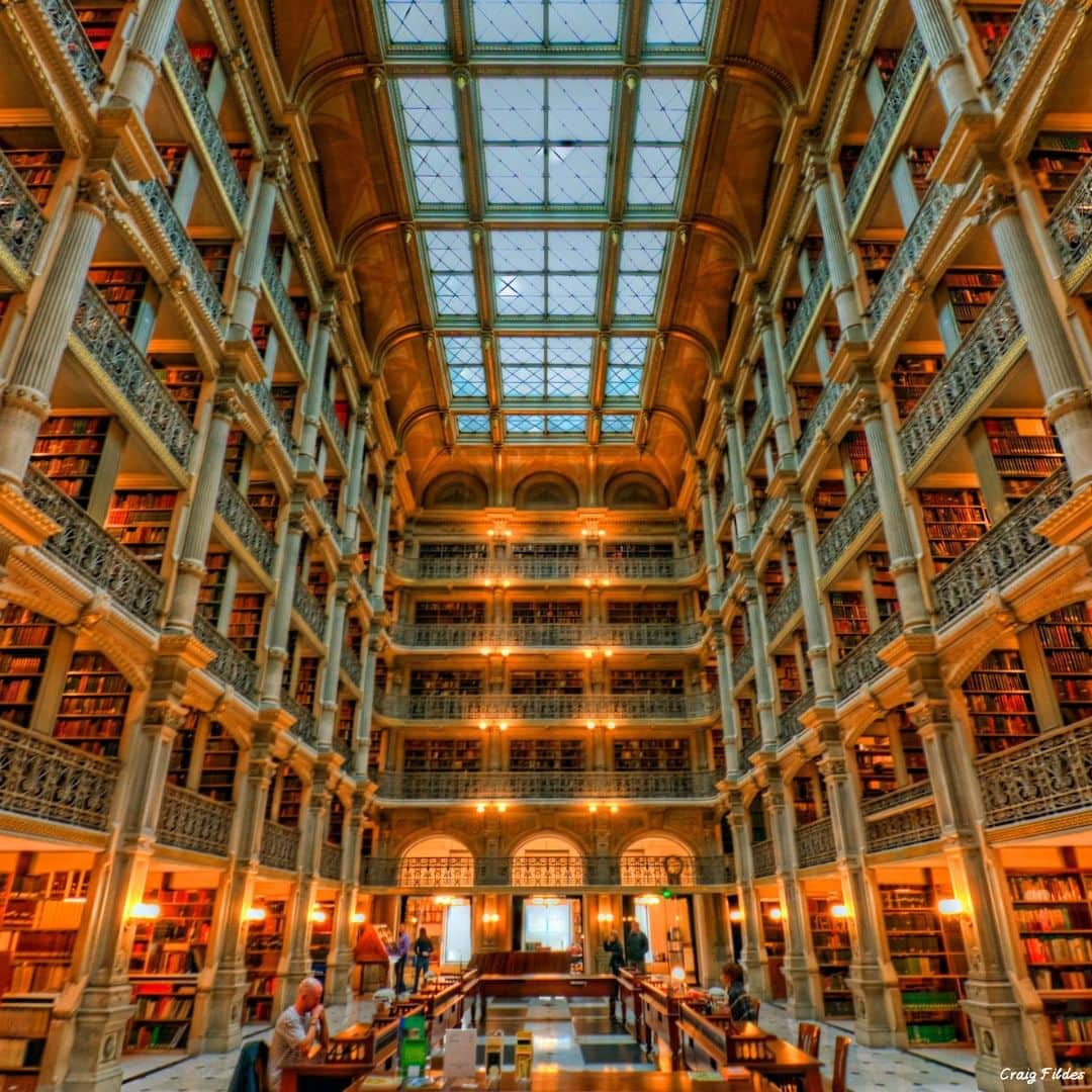 アメリカ大使館さんのインスタグラム写真 - (アメリカ大使館Instagram)「メリーランド州ボルチモアにあるジョンズホプキンス大学ジョージ・ピーバディー図書館(George Peabody Library)は、６階までの吹き抜けの空間が美しく「本の大聖堂」とも呼ばれており、息を飲むような景色が見られます。  #メリーランド #図書館 #JohnsHopkins #georgepeabodylibrary #johnshopkinsuniversity」4月3日 17時00分 - usembassytokyo