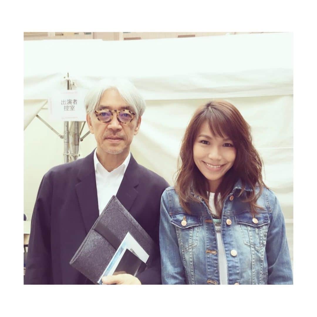 坂倉アコのインスタグラム：「坂本龍一さん。  J-WAVEの番組内でのインタビューやイベントで何度もご一緒させて頂けたこと、一生の宝物にします。  写真は2016年にイベントでご一緒させて頂いた時のもの。  穏やかで物腰柔らかで、とても優しかった坂本さん。  レオナルド・ディカプリオの映画レヴェナントのスペシャルインタビューの際に、  私が坂本さんに大ファンです。  とお伝えしたら、半分ふざけながら、  え、本当？どの曲が好きなの？って優しく聞いて下さったので、  戦場のメリークリスマスは、もちろん大好きだし、名曲ばかりの中、皆さんが答えそうな曲以外で答えたかったので笑  その当時、私が大好きでよく聞いていた坂本さんの”Aqua”とお伝えしたら、  え？そうなの？ と優しく笑って下さったことを思い出しました。  残念でなりません。  たくさんの音楽を残してくれた教授。 私たちの人生のサウンドトラックとして、これからも聞き続けます。  本当にありがとうございました。  どうか安らかに、心よりご冥福をお祈りします。  #ryuichisakamoto #jwave #坂本龍一 #composer」