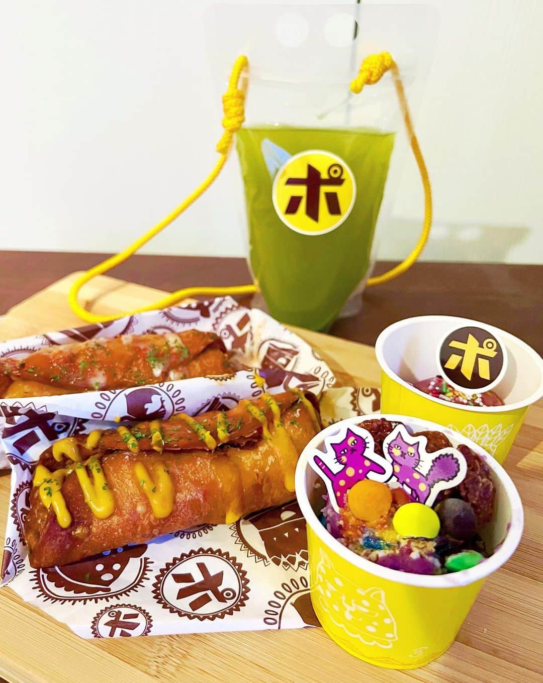 黒澤まさ美のインスタグラム：「⁡ 美味しくて可愛い#ポテト専門店 @potatorado_shibuya で#テイクアウト 🏃‍♀️ チョコレートが乗った甘い#マッシュポテト や#食べ歩き にピッタリな持ち運びができるドリンクなど個性的なおいもフードがたくさん🥔🍠👀 イモ好きのみなさん、ぜひ1度お試しあれ😋 ⁡ #渋谷グルメ   PR @potatorado_shibuya #黄金のポテトラド #渋谷テイクアウト #渋谷食べ歩き #ポの時代」