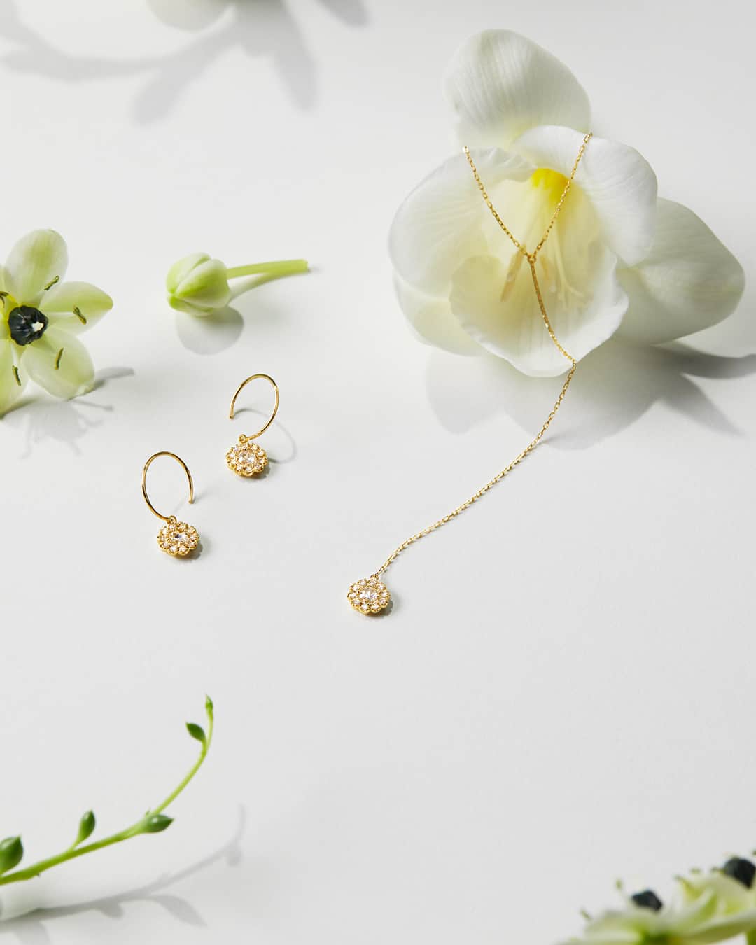 アーカーさんのインスタグラム写真 - (アーカーInstagram)「. 「floralia」 ローズカットとブリリアントカットの輝きのコントラストが楽しめます。 　 #AHKAH #jewelry #2023ss #necklace #earrings #present #アーカー #ジュエリー #ネックレス #ピアス #プレゼント」4月3日 17時01分 - ahkah_official